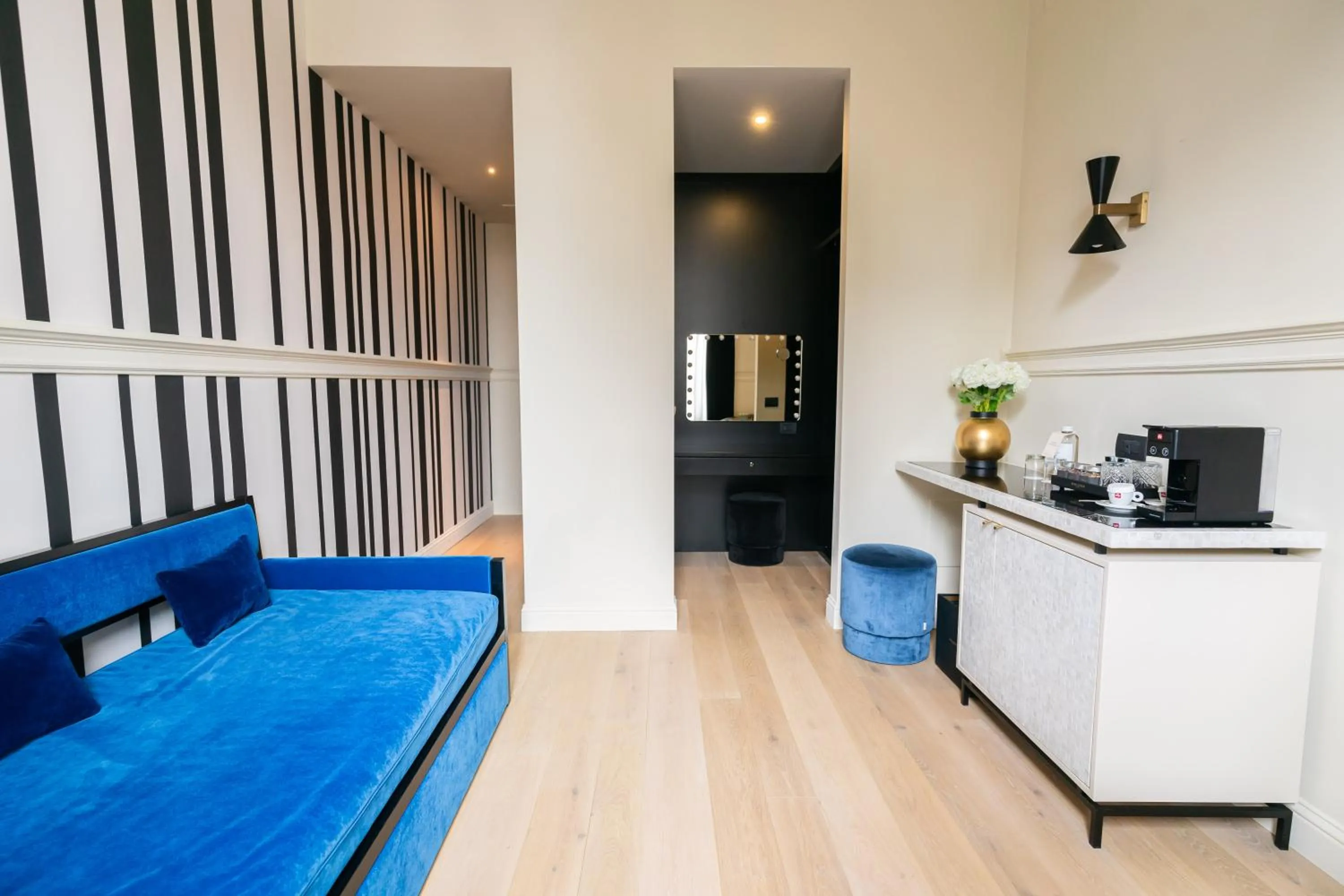 Living room, Bed in Roma Luxus Hotel