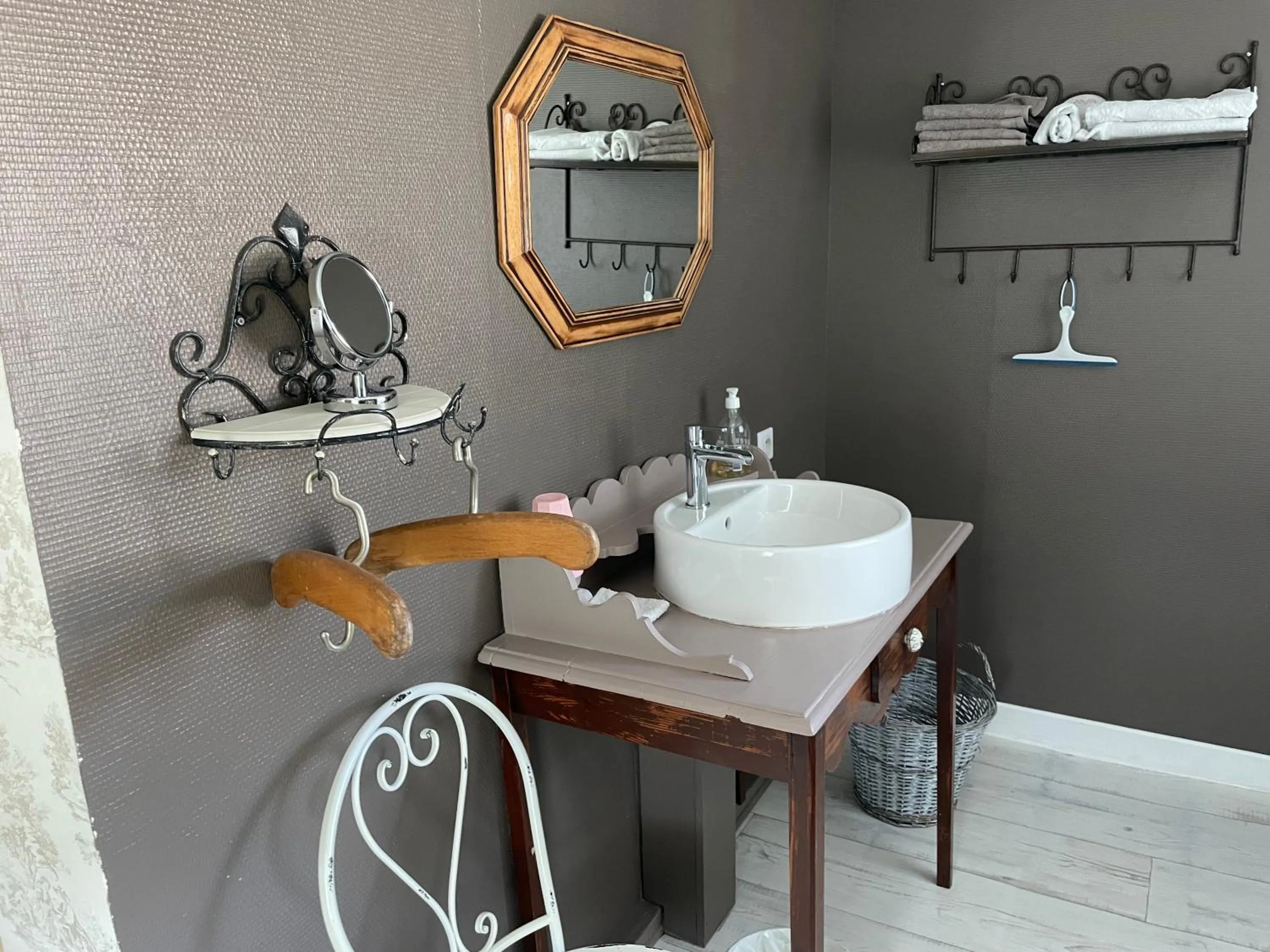 Bathroom in Au Bois Dormant