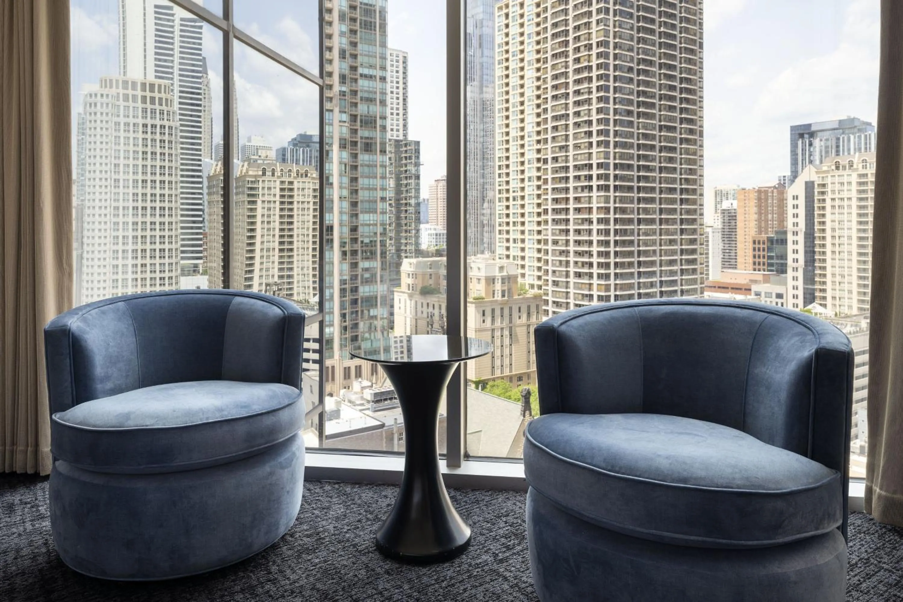 Photo of the whole room in Conrad Chicago