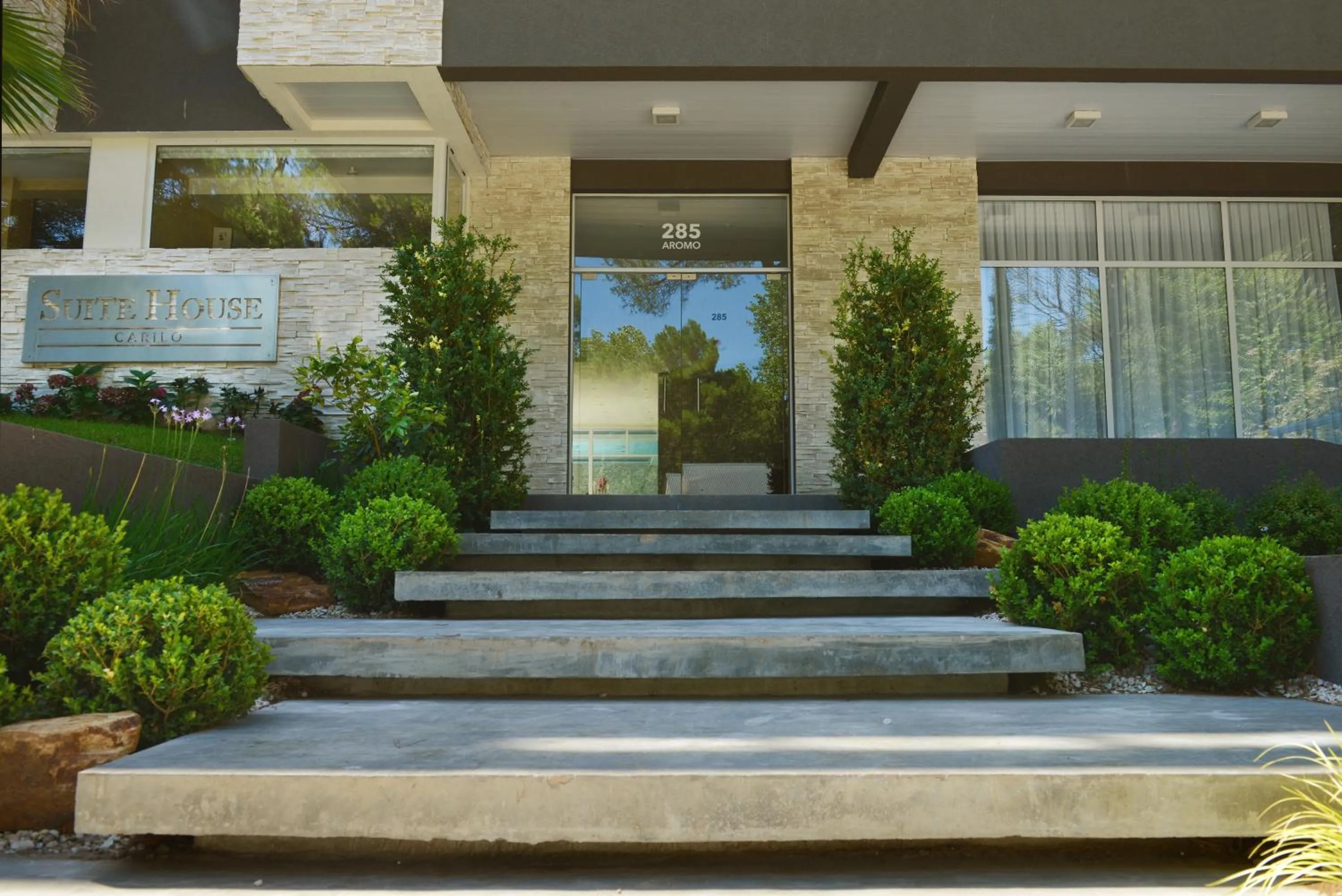 Facade/entrance in Suite House Carilo
