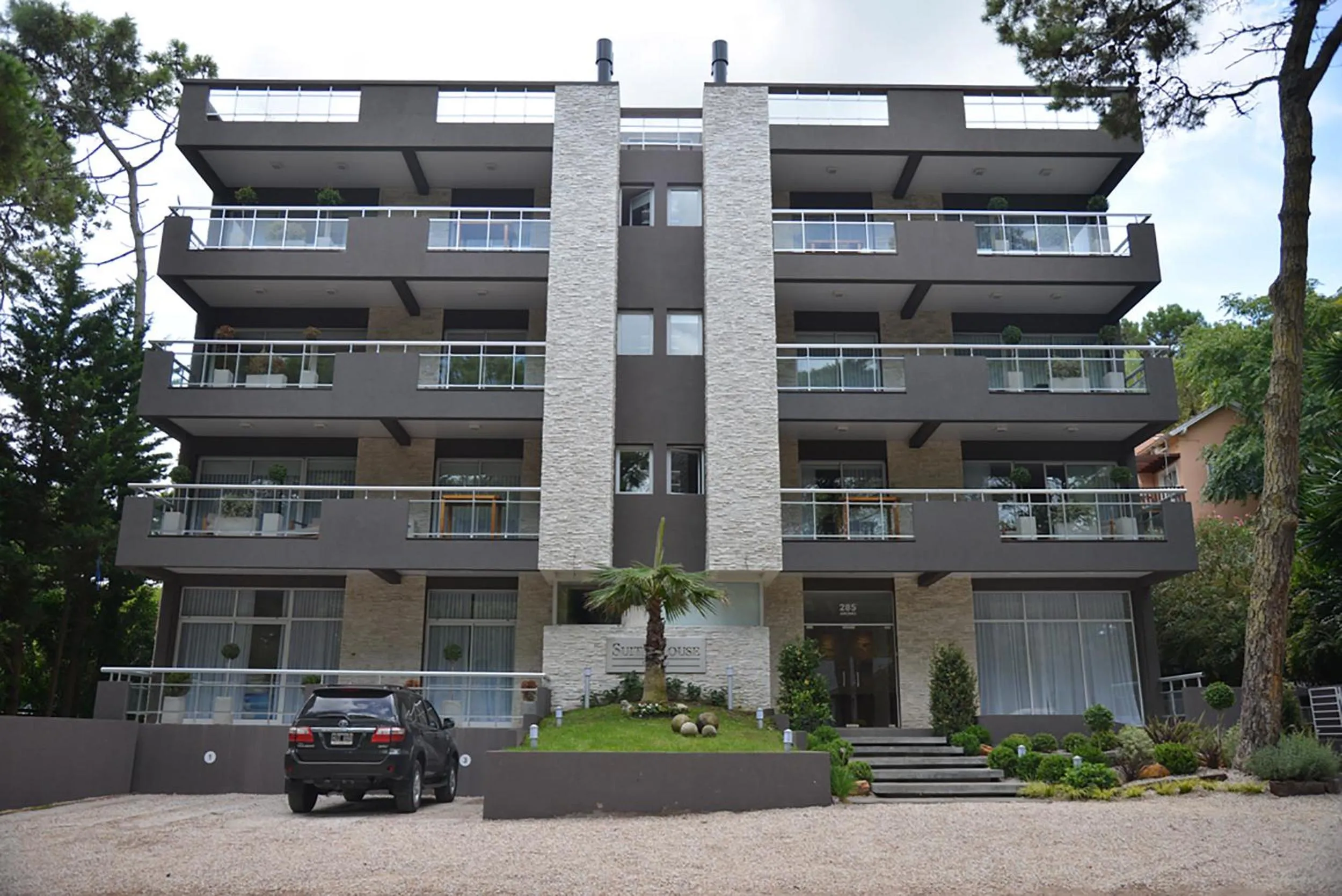 Facade/entrance in Suite House Carilo