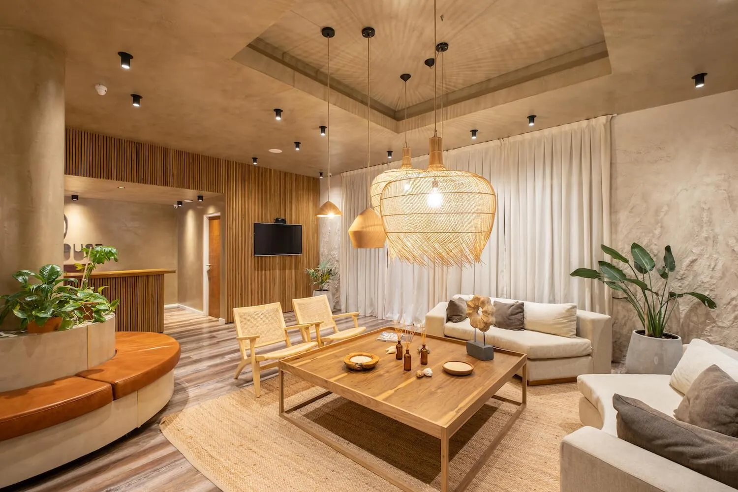 Communal lounge/ TV room in Suite House Carilo