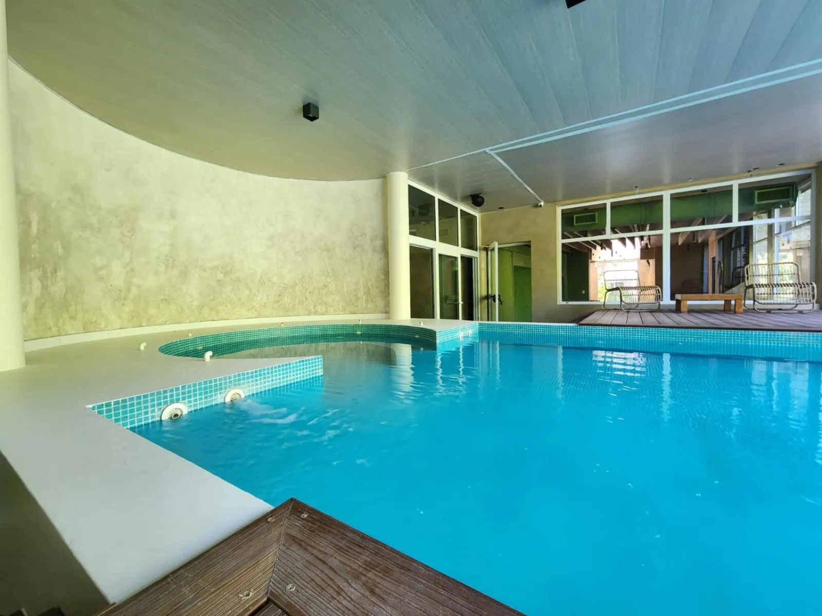 Pool view in Suite House Carilo