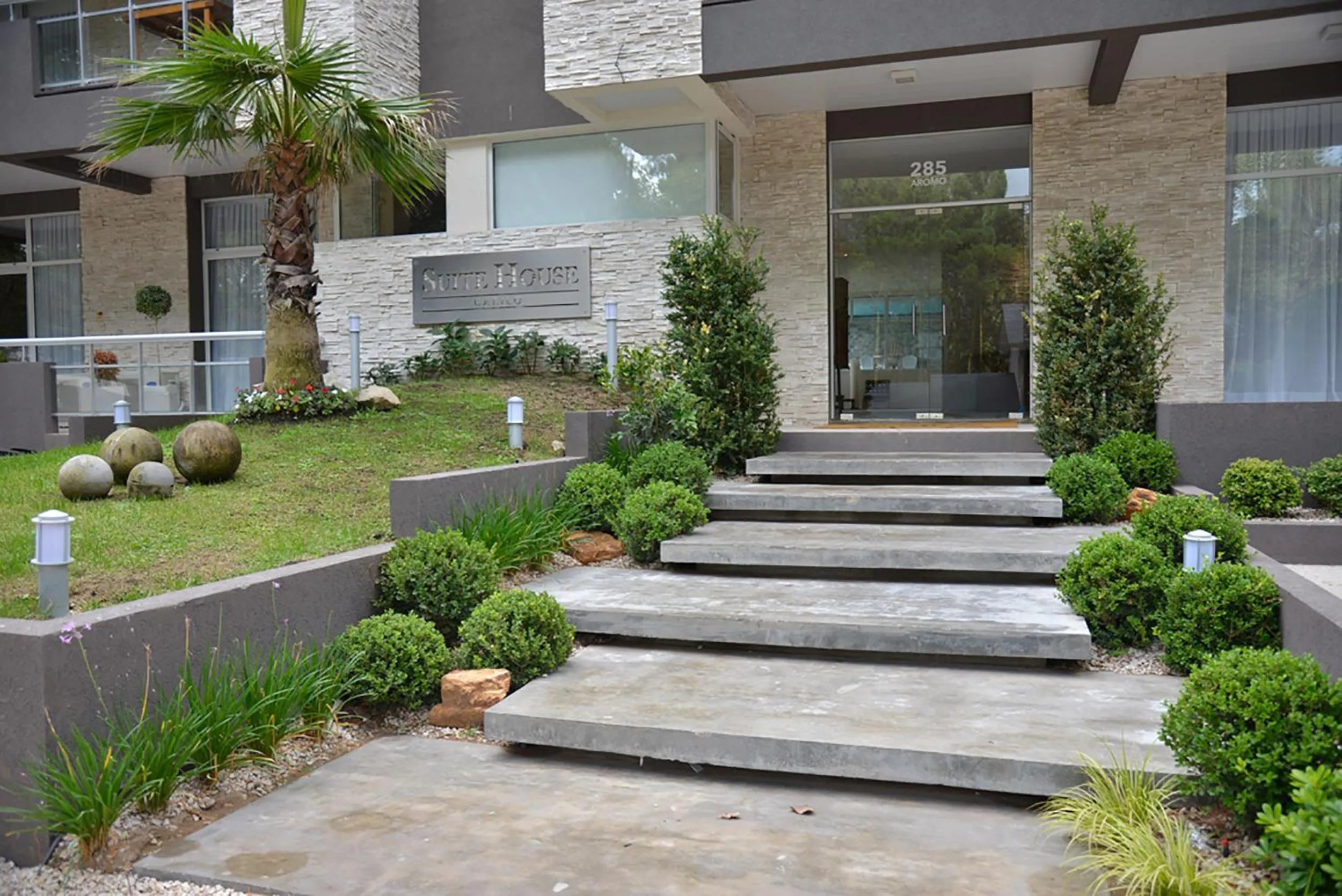 Facade/entrance in Suite House Carilo