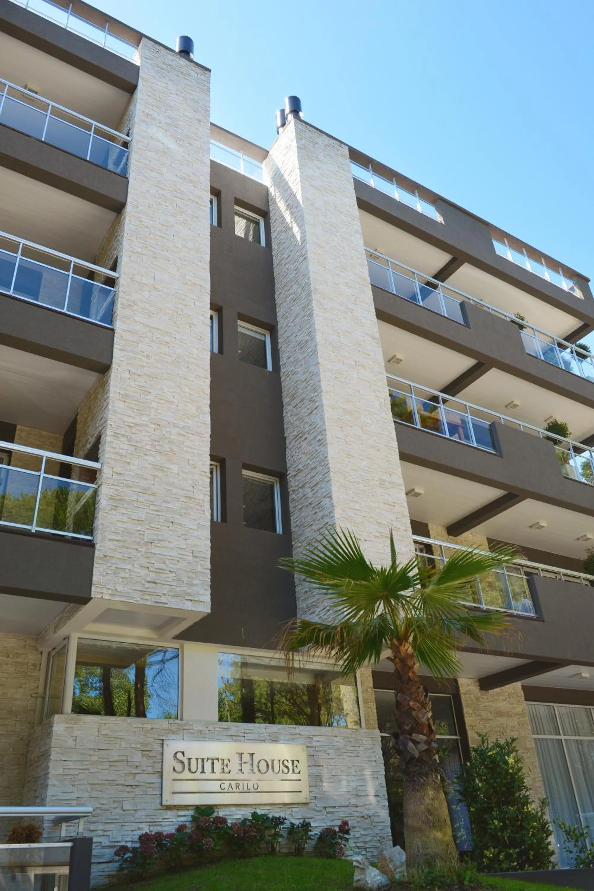 Facade/entrance in Suite House Carilo