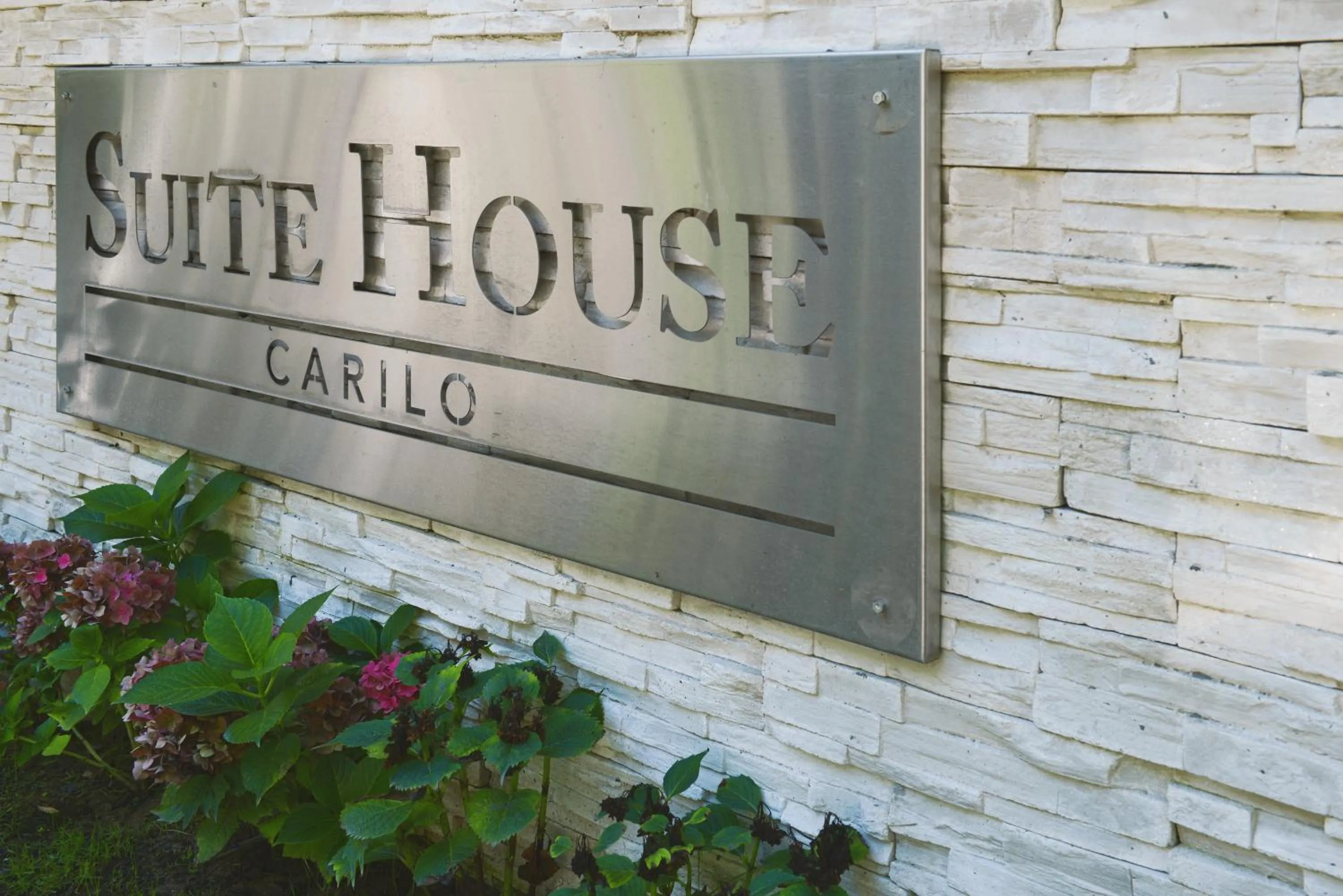 Property logo or sign in Suite House Carilo