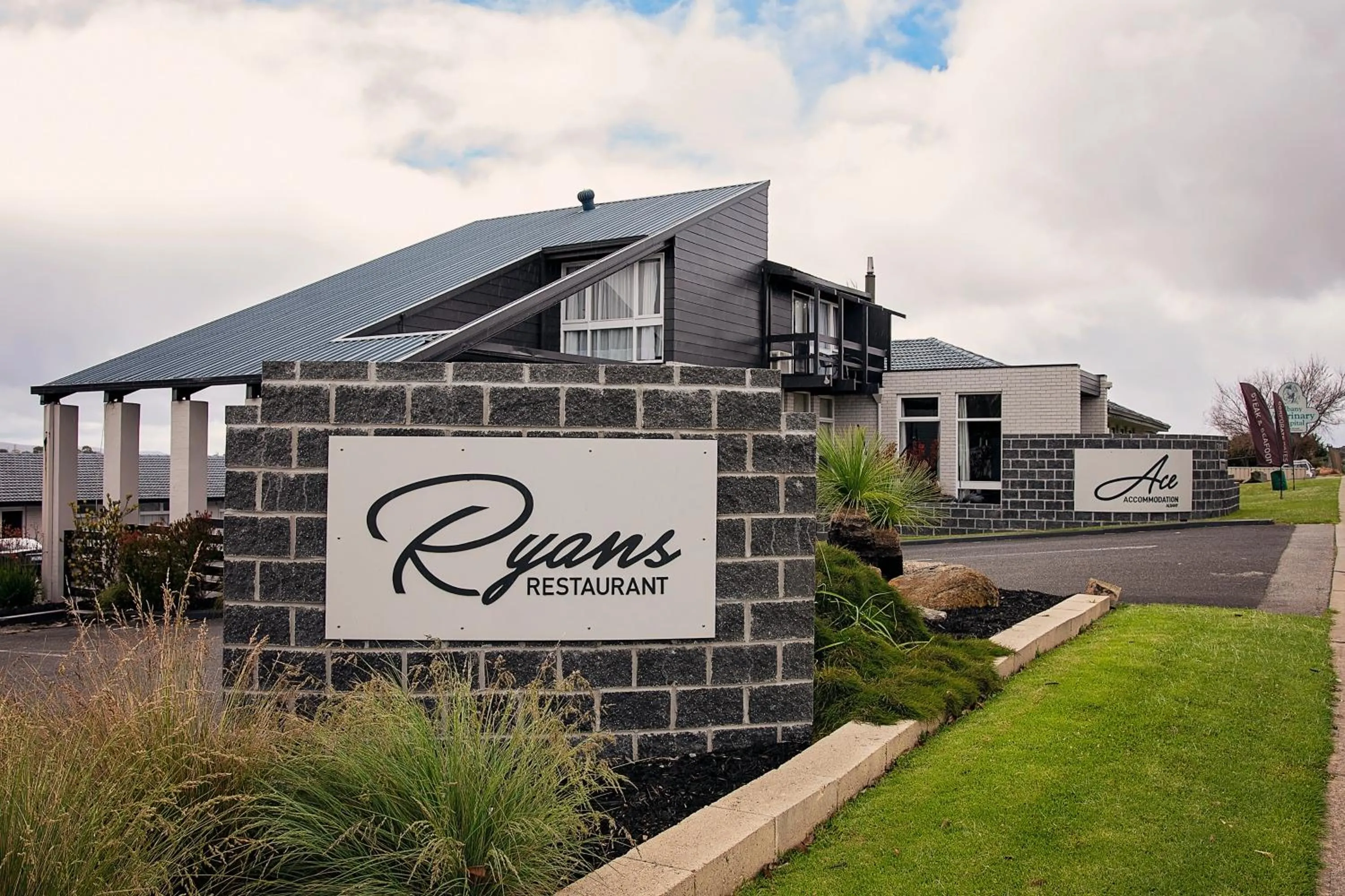 Restaurant/places to eat in Mandala Ace Albany Hotel