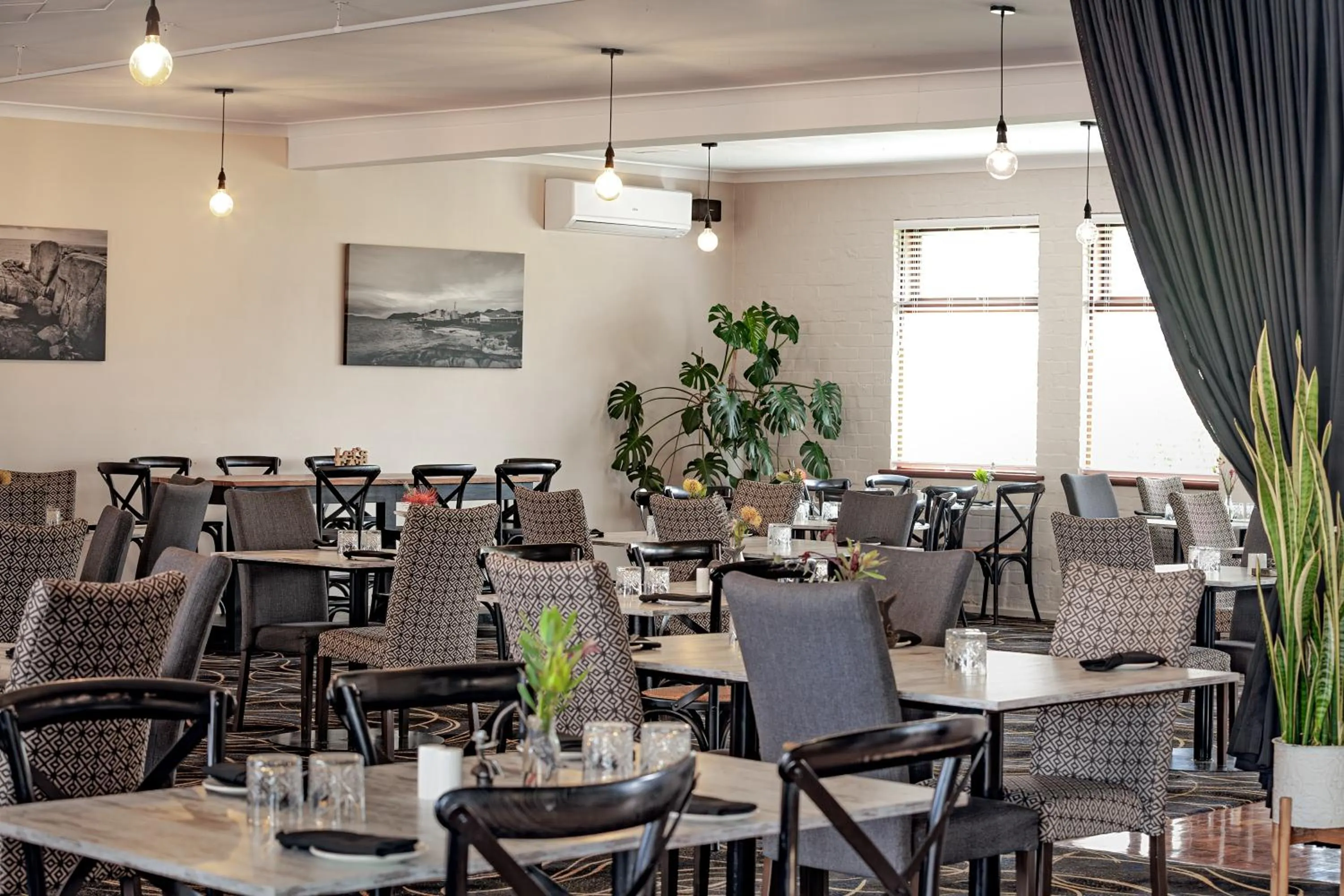 Restaurant/places to eat in Mandala Ace Albany Hotel