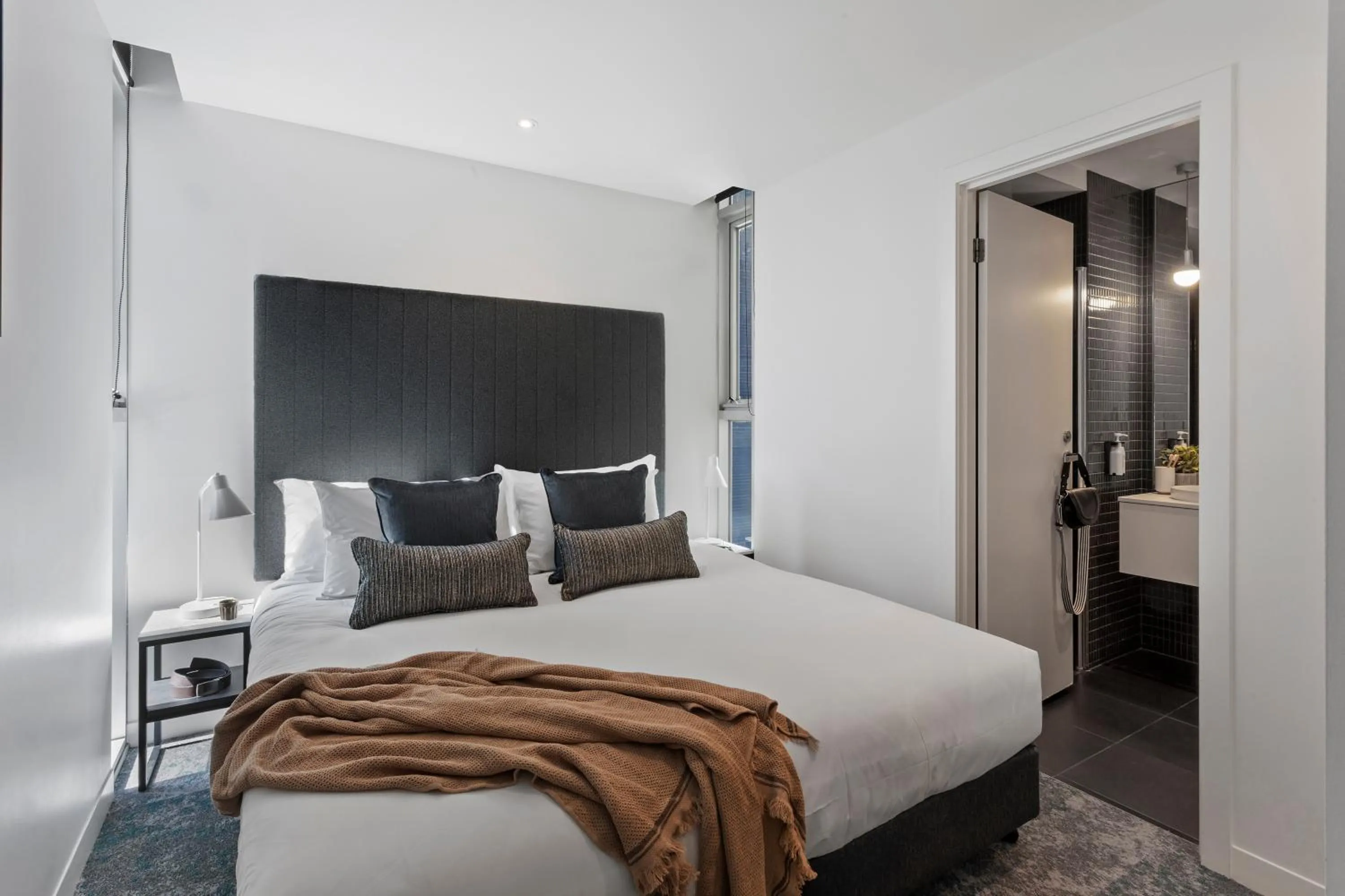 Shower, Bed in Punthill South Yarra Grand