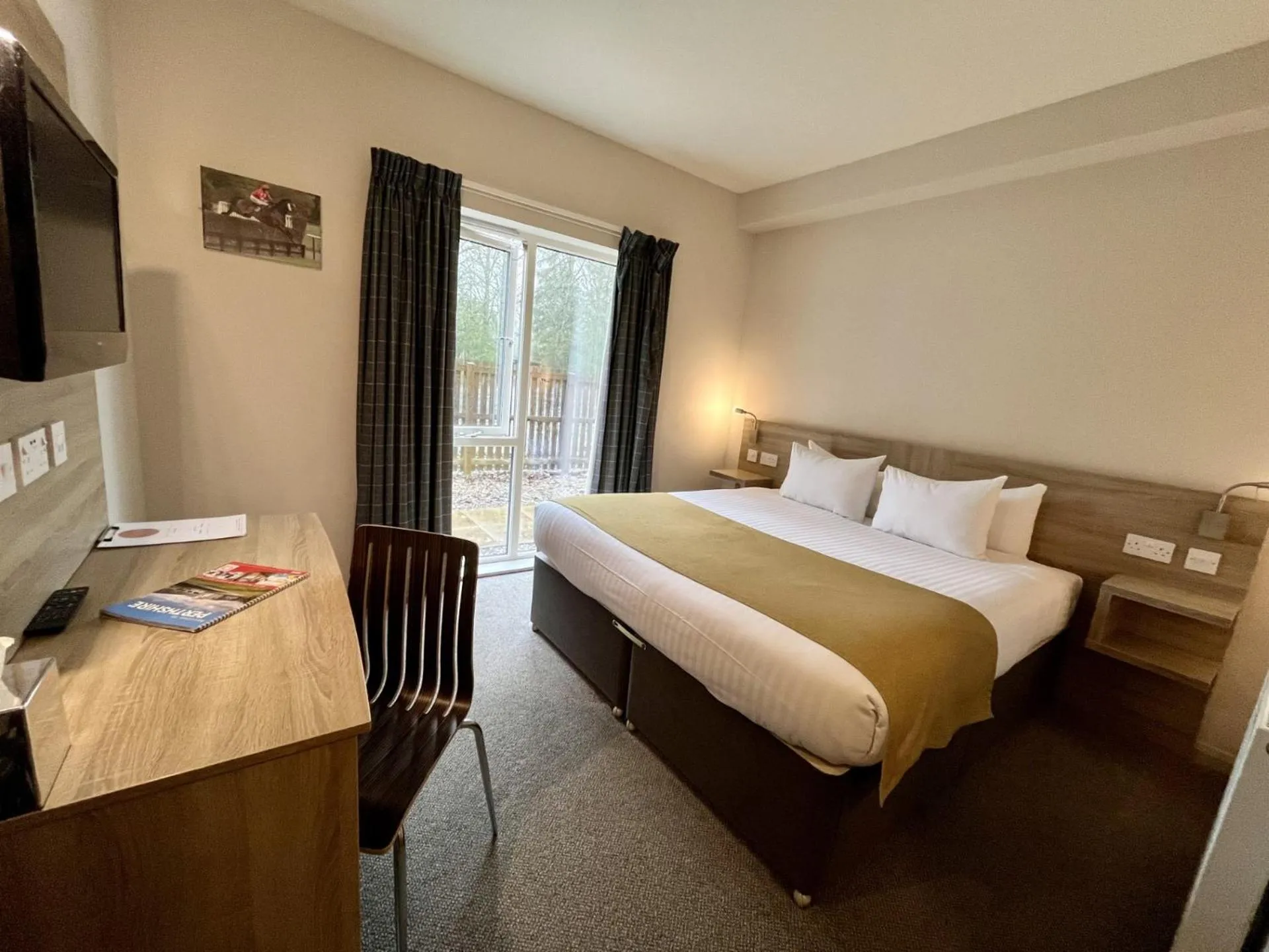 Bedroom, Bed in The Lodge At Perth Racecourse