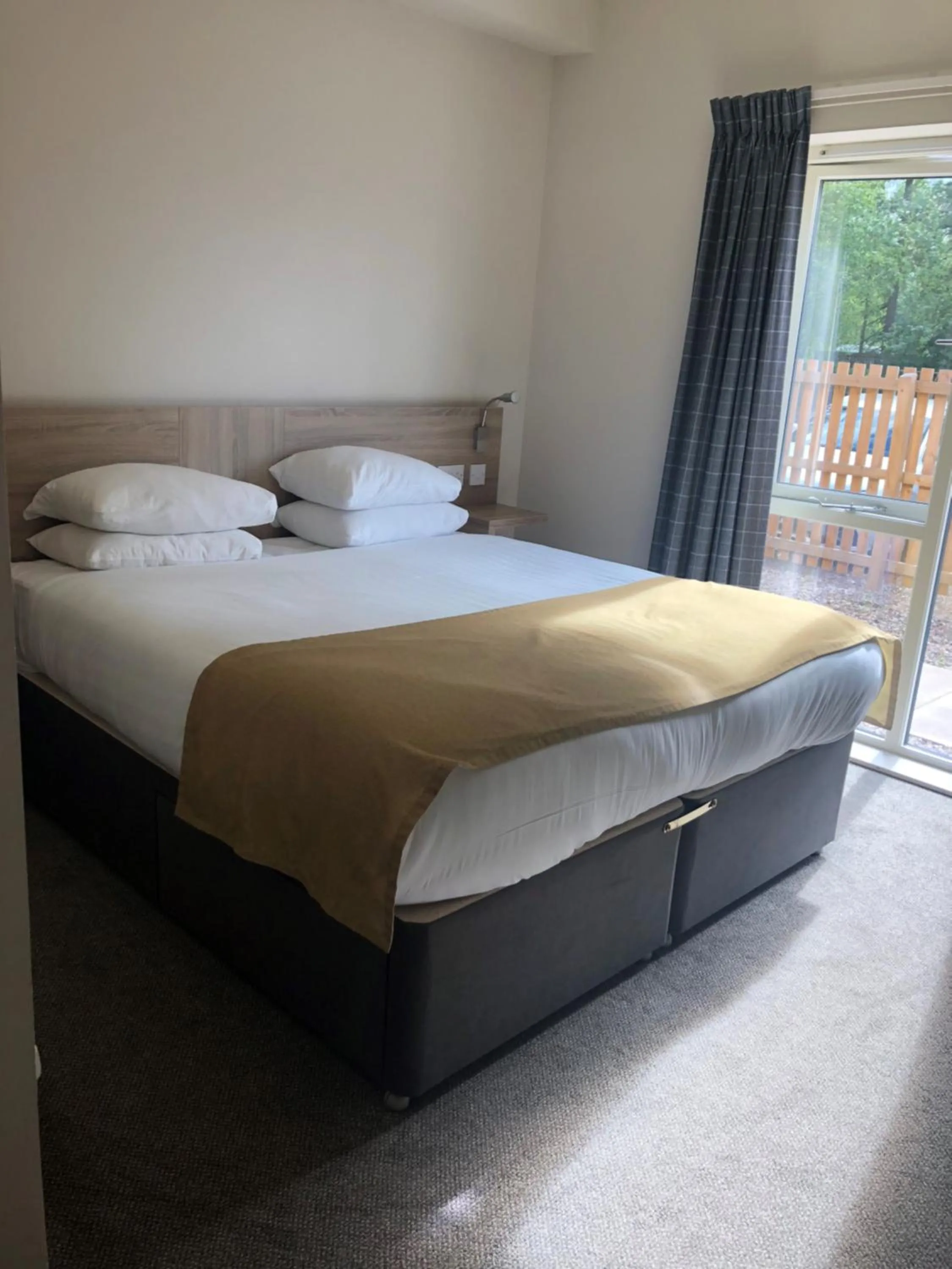 Bedroom, Bed in The Lodge At Perth Racecourse