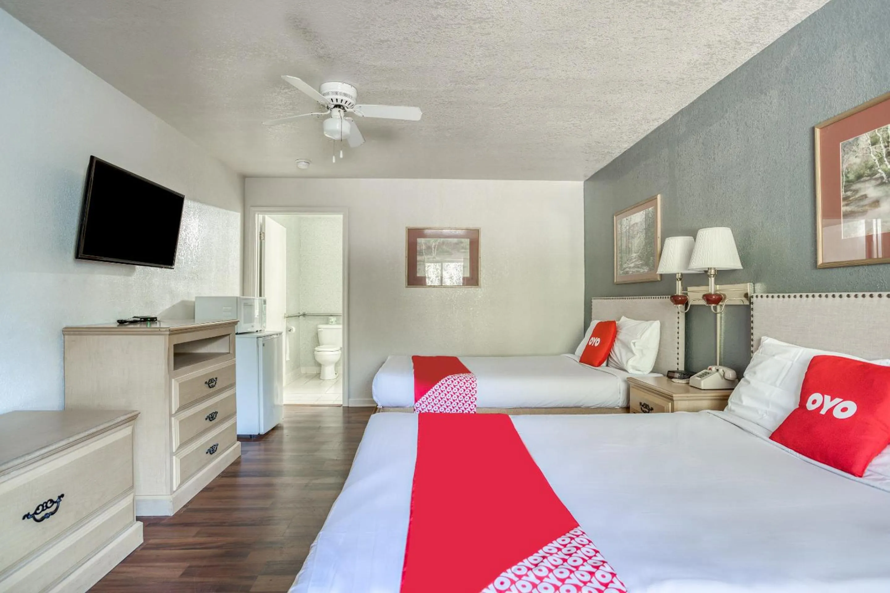 Bedroom, Bed in OYO Hotel Heber Springs Lakeside