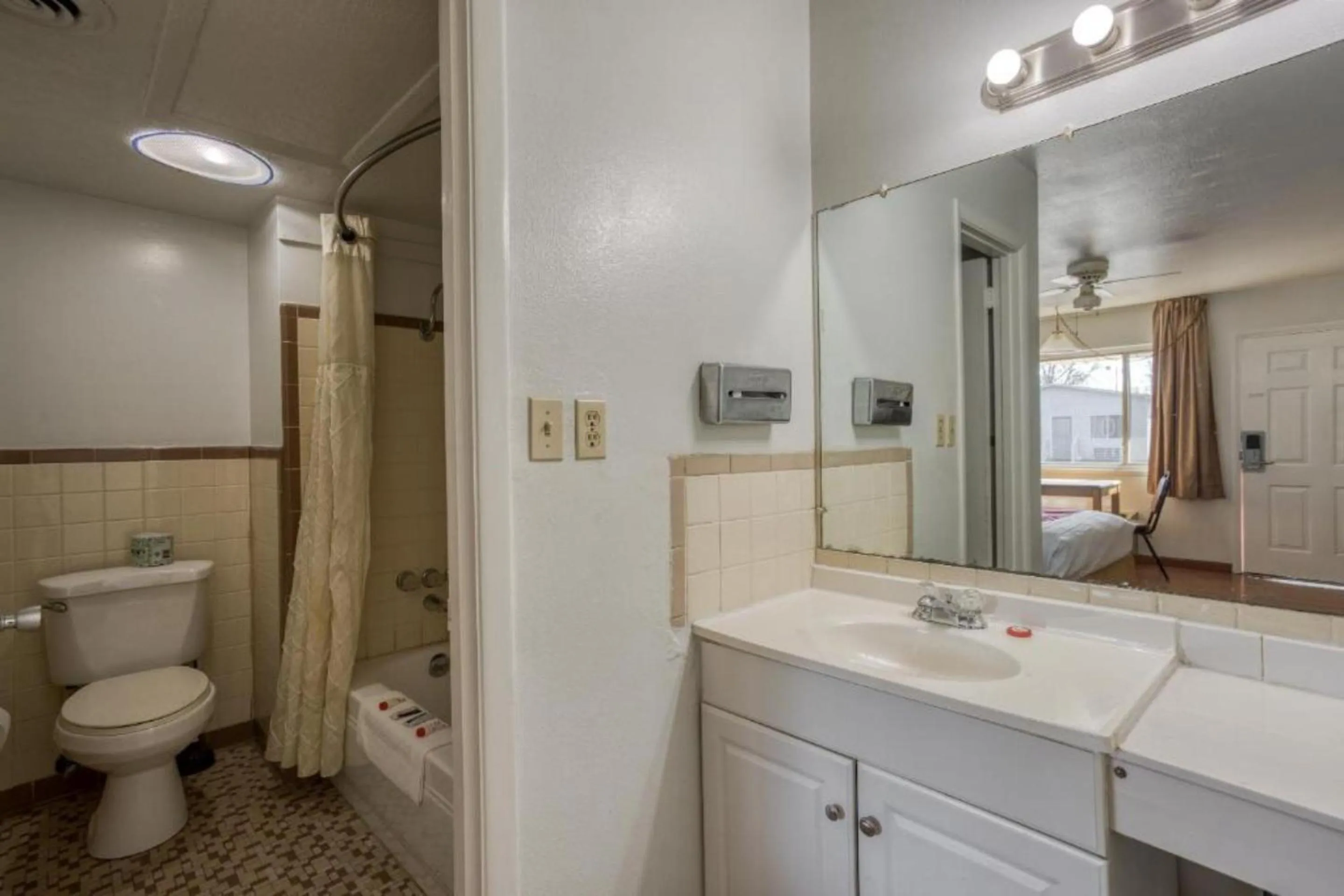 Bathroom in OYO Hotel Heber Springs Lakeside