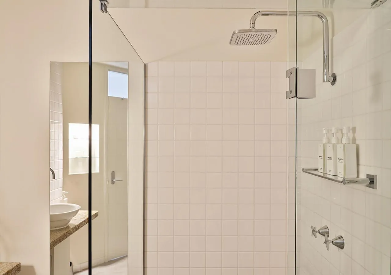 Shower in Lancemore Milawa