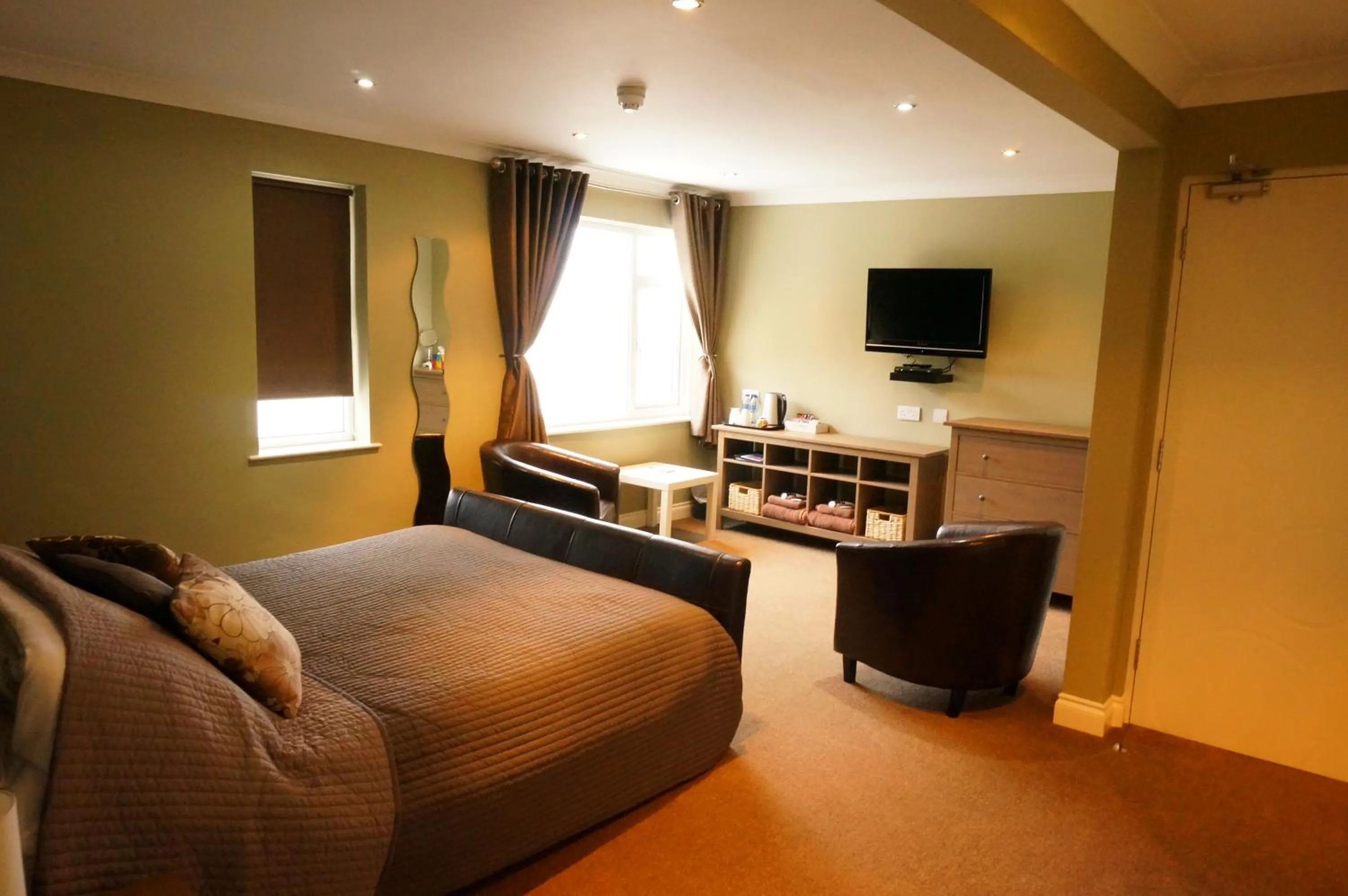 Photo of the whole room, Bed in shoreside inn