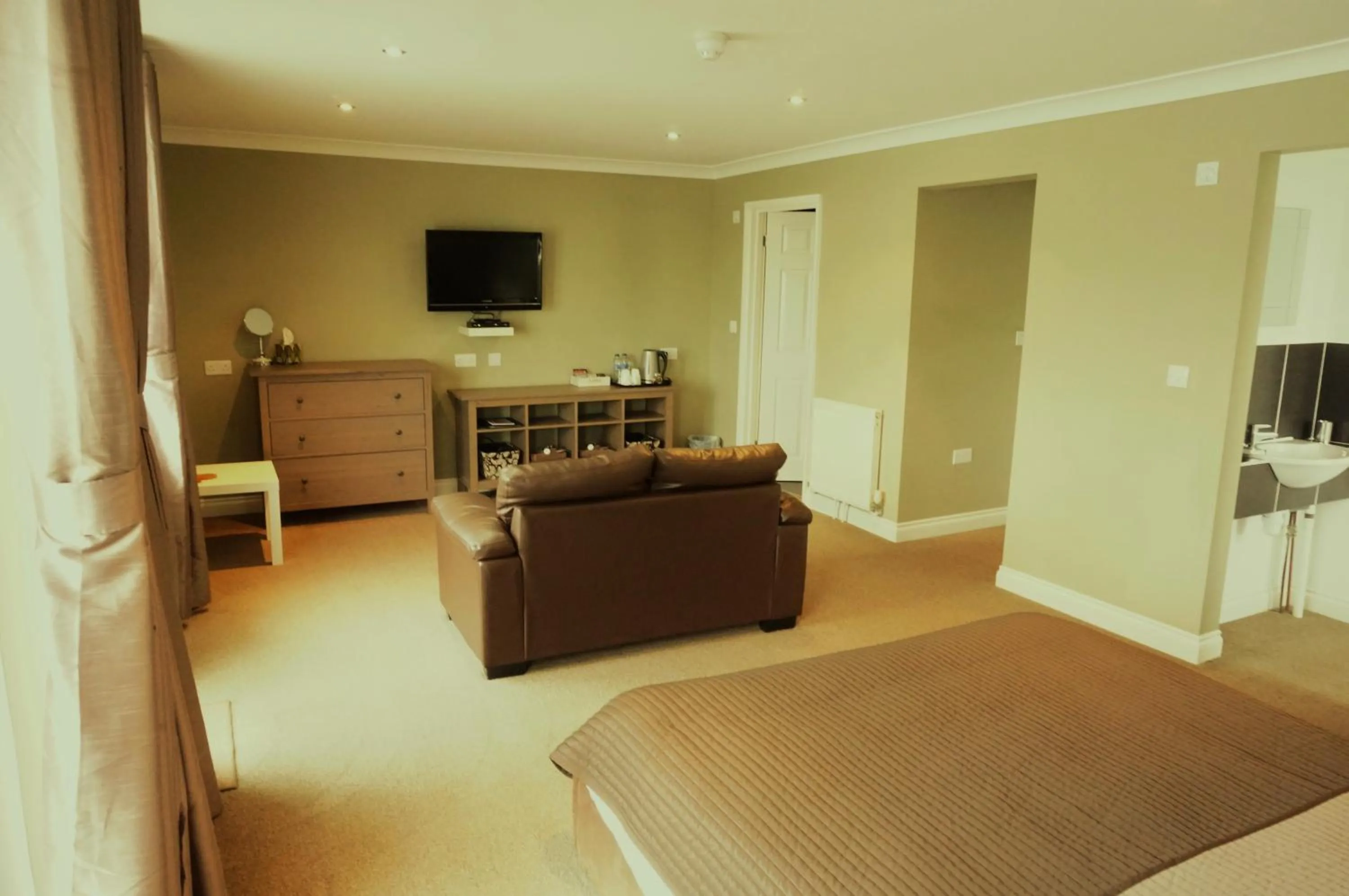 Photo of the whole room, Bed in shoreside inn