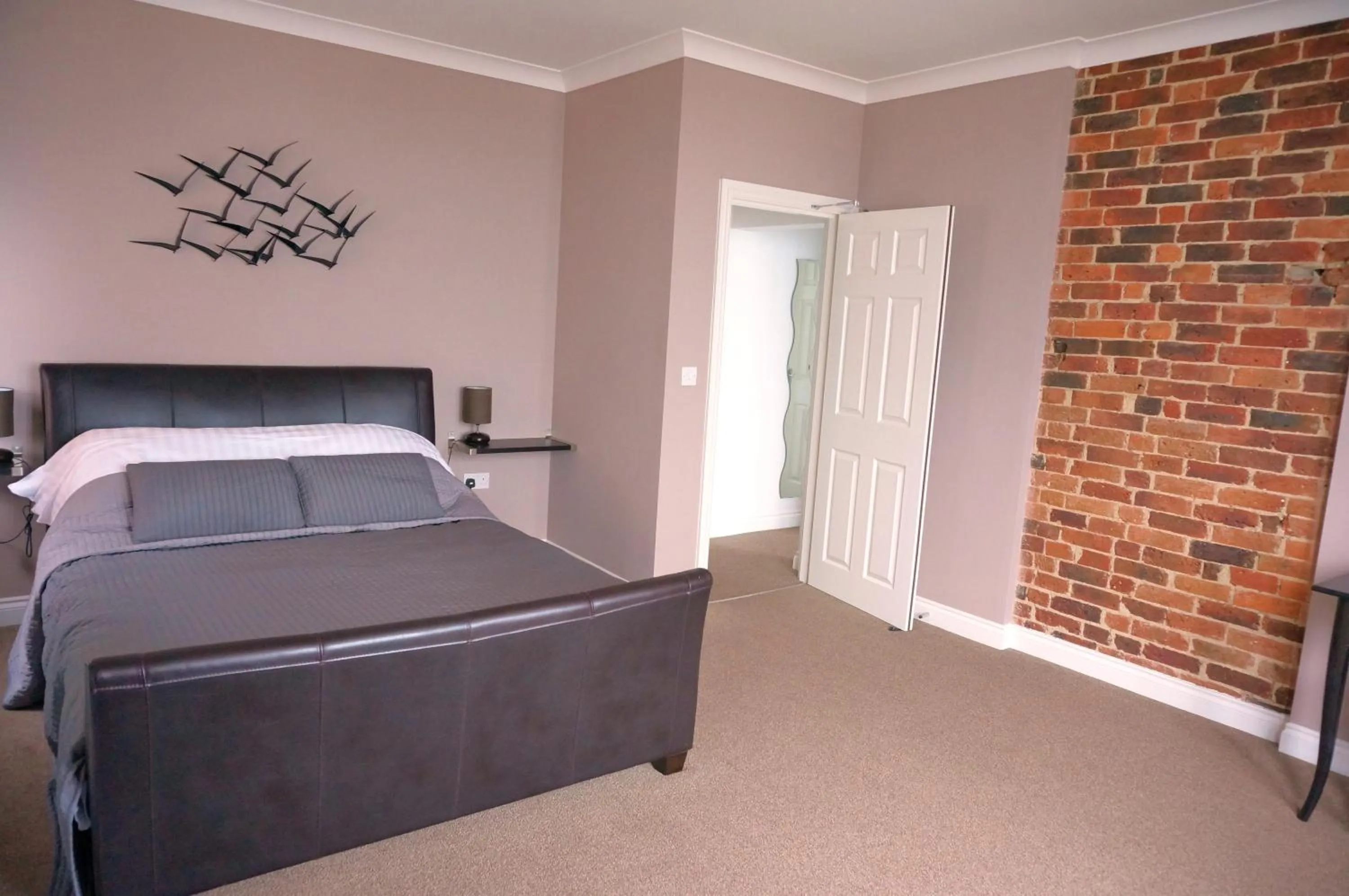 Photo of the whole room, Bed in shoreside inn