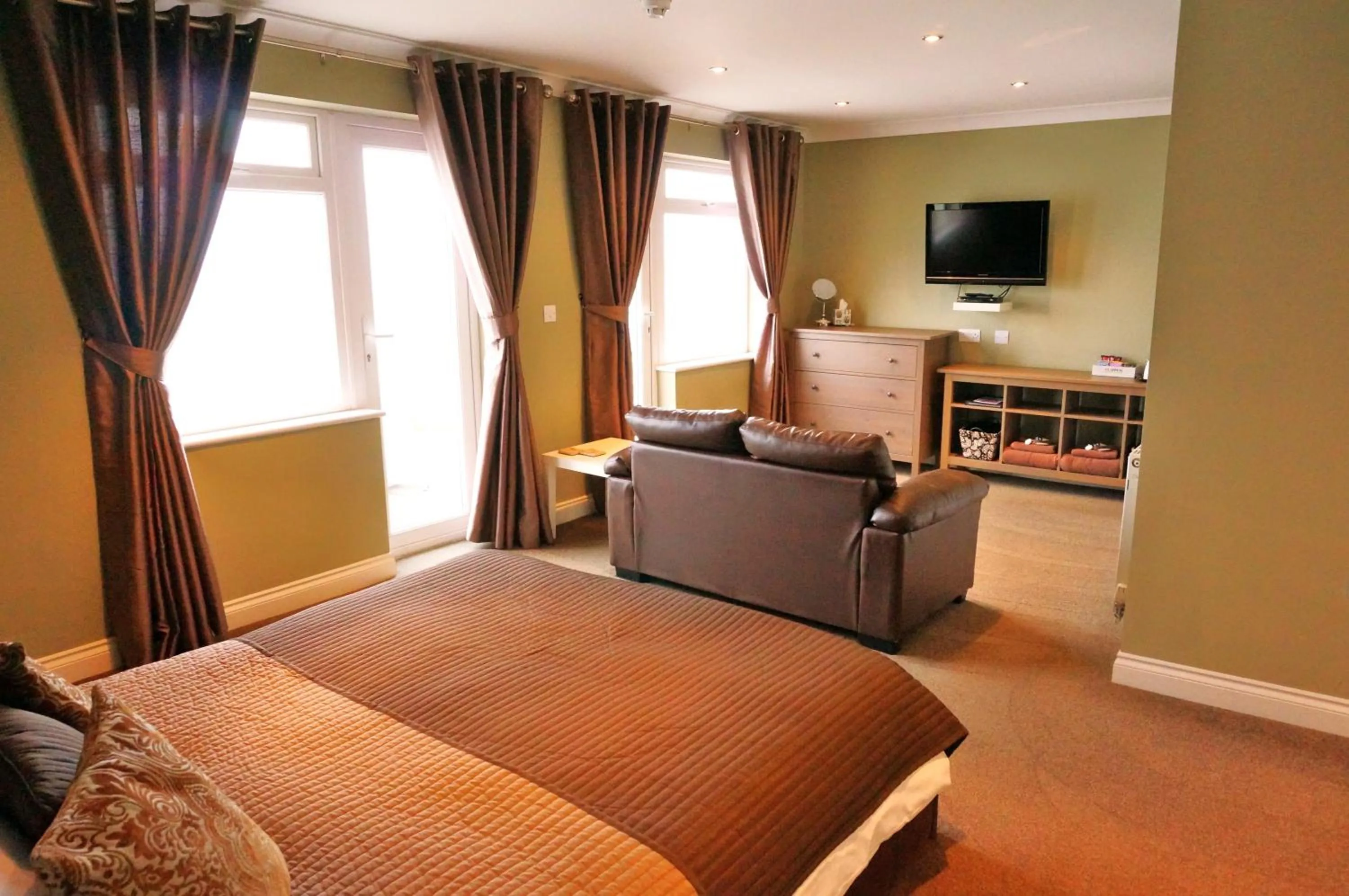 Photo of the whole room, Bed in shoreside inn