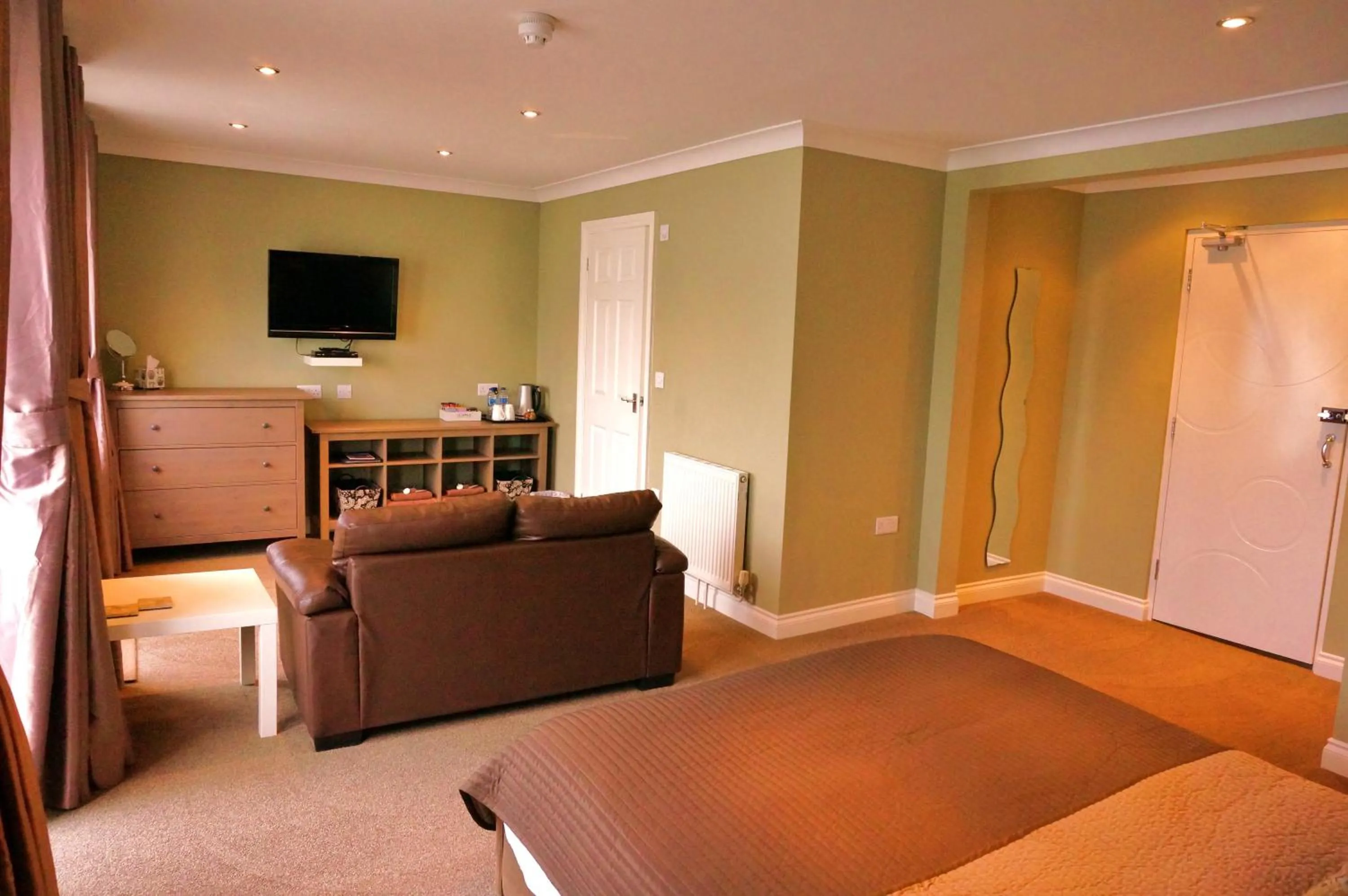 Photo of the whole room, Bed in shoreside inn