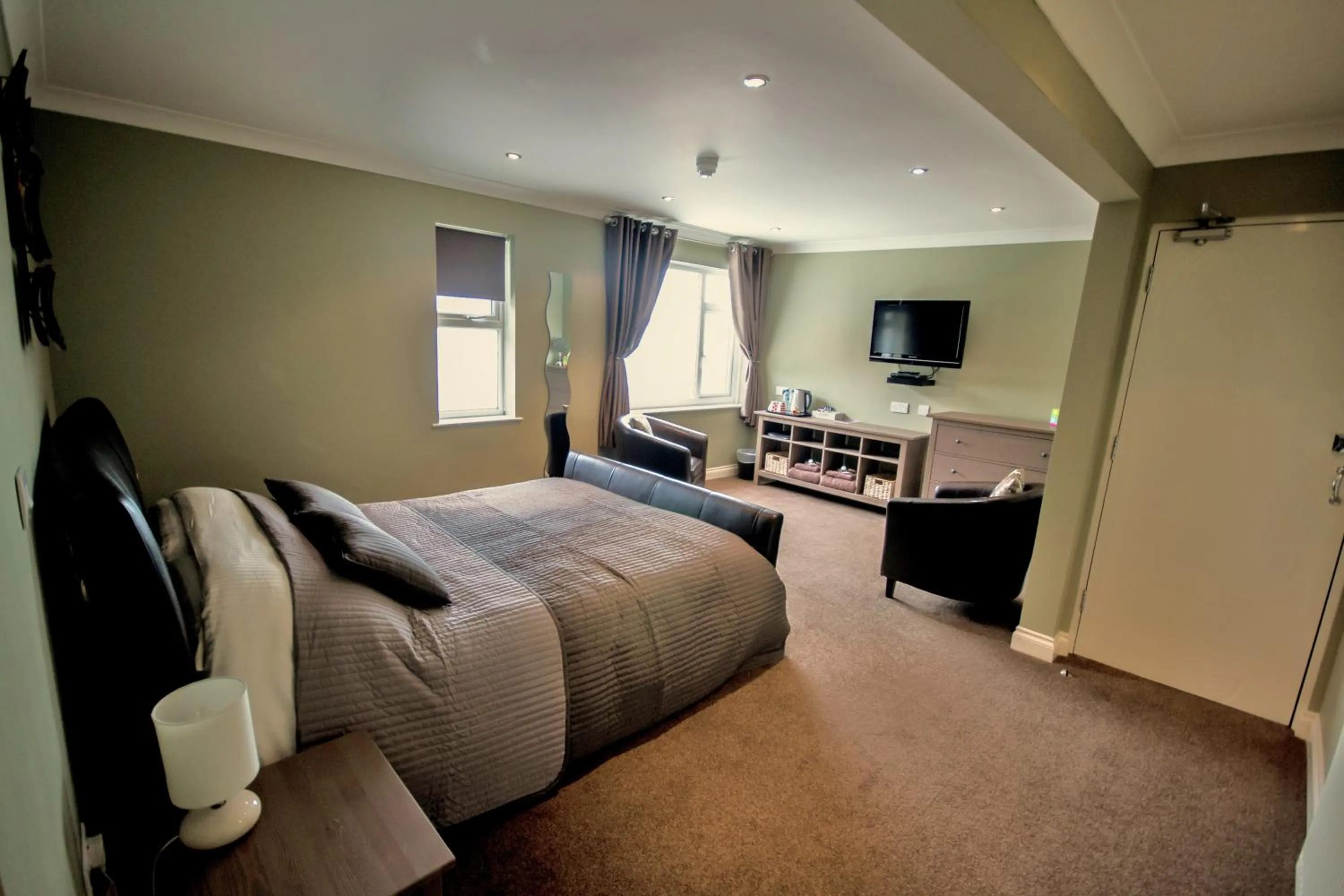 Photo of the whole room, Bed in shoreside inn