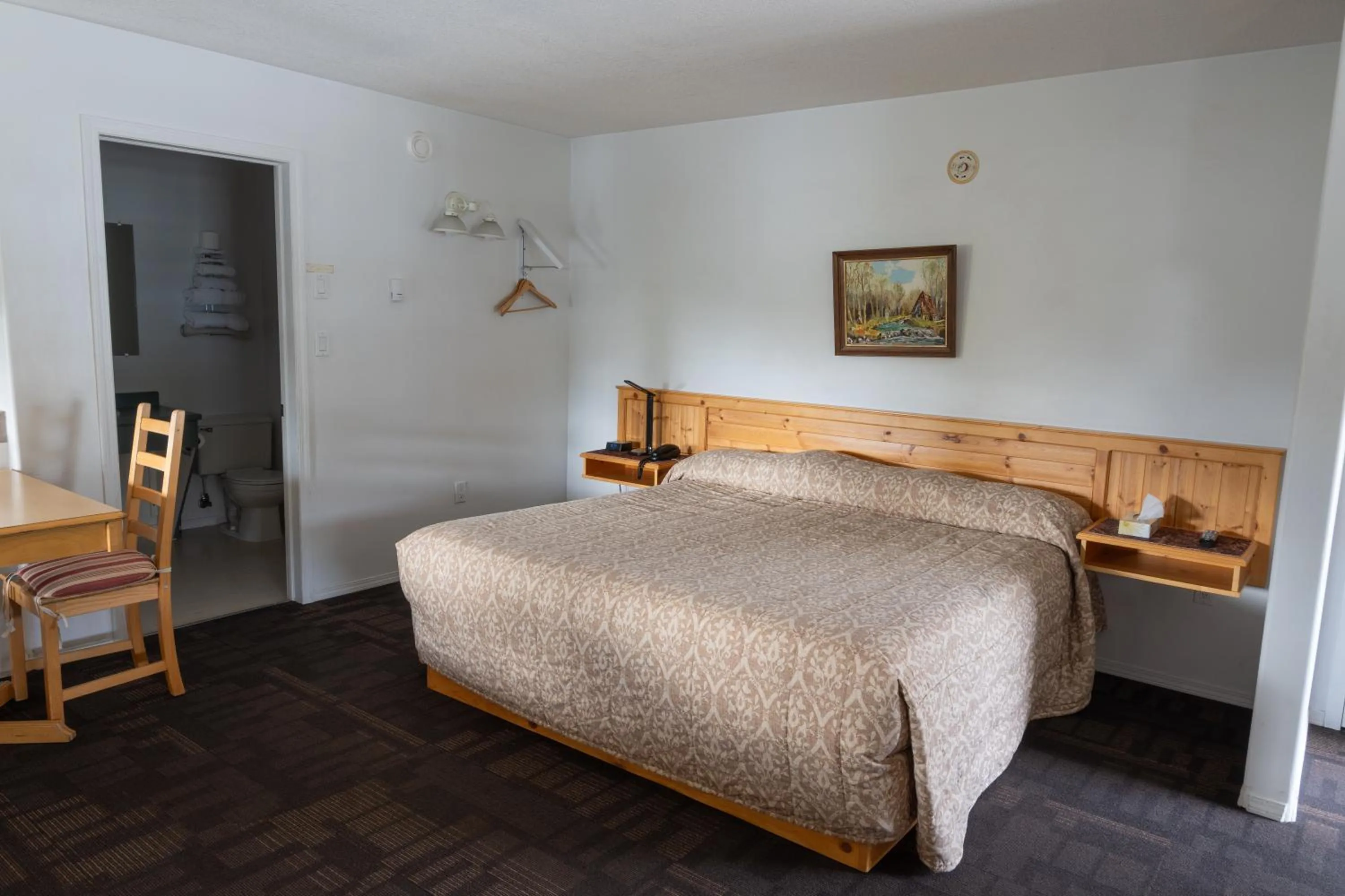 Kitchen or kitchenette, Bed in Bonanza Gold Motel & RV Park