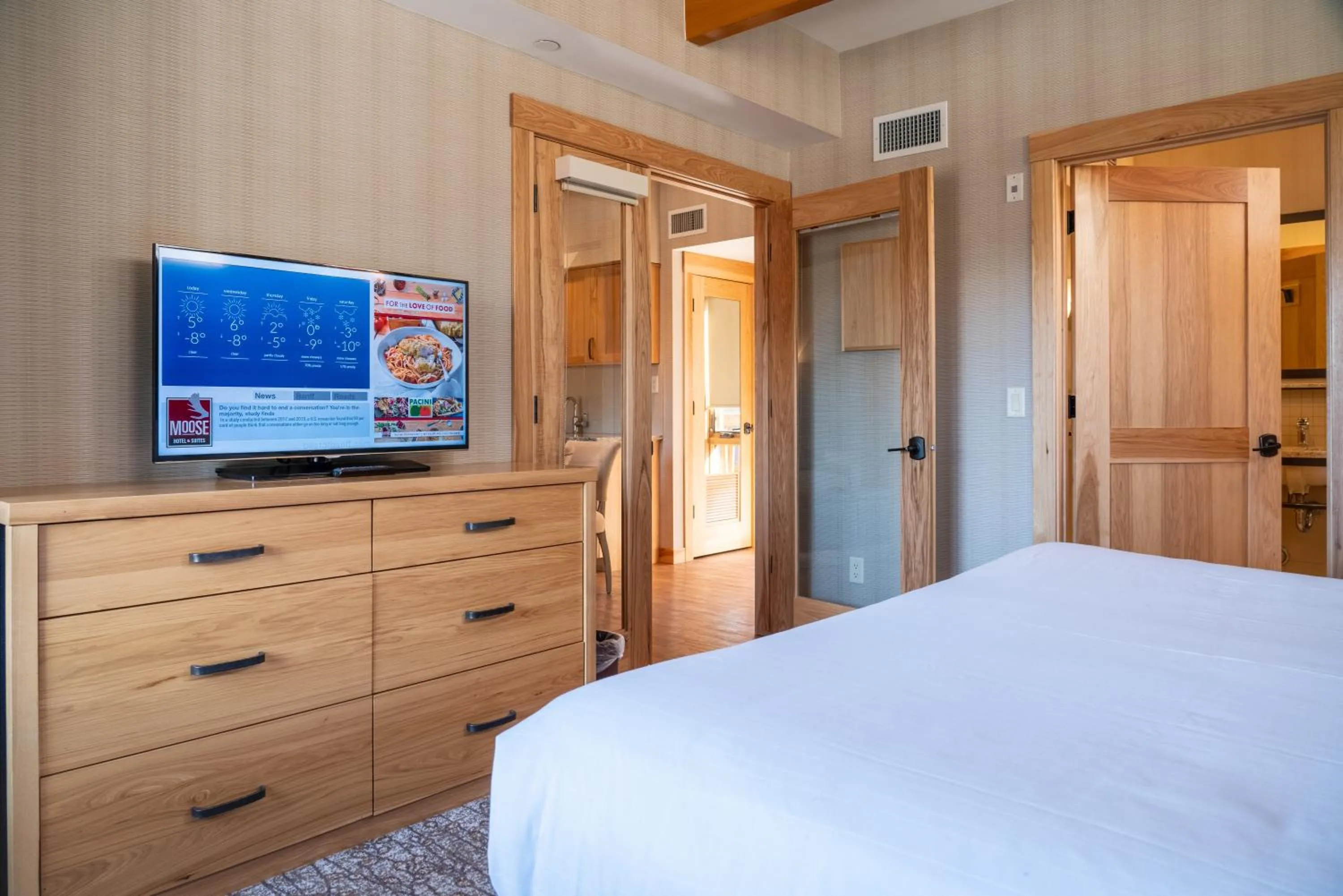 TV and multimedia, Bed in Moose Hotel and Suites