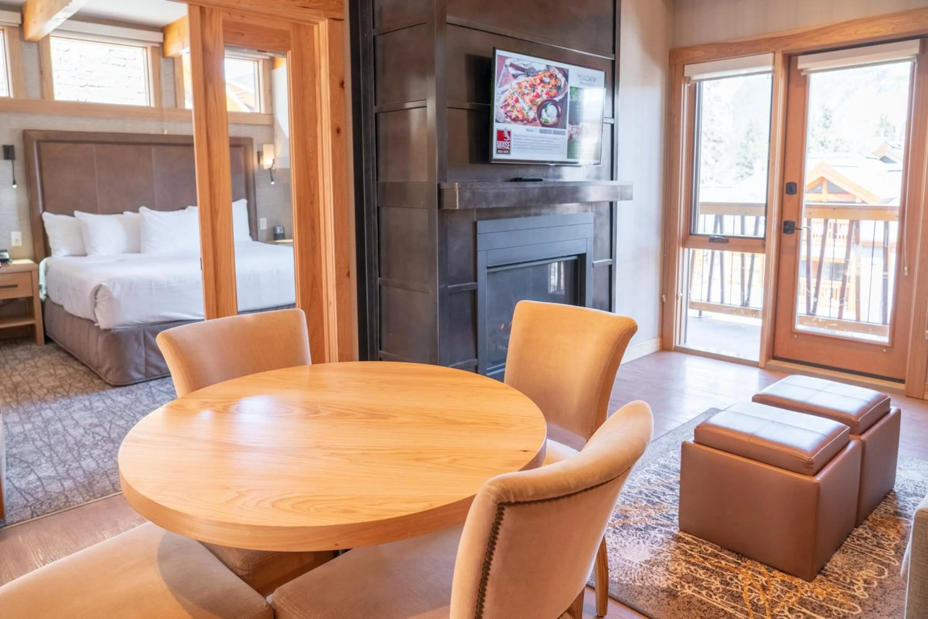 Dining area, Bed in Moose Hotel and Suites