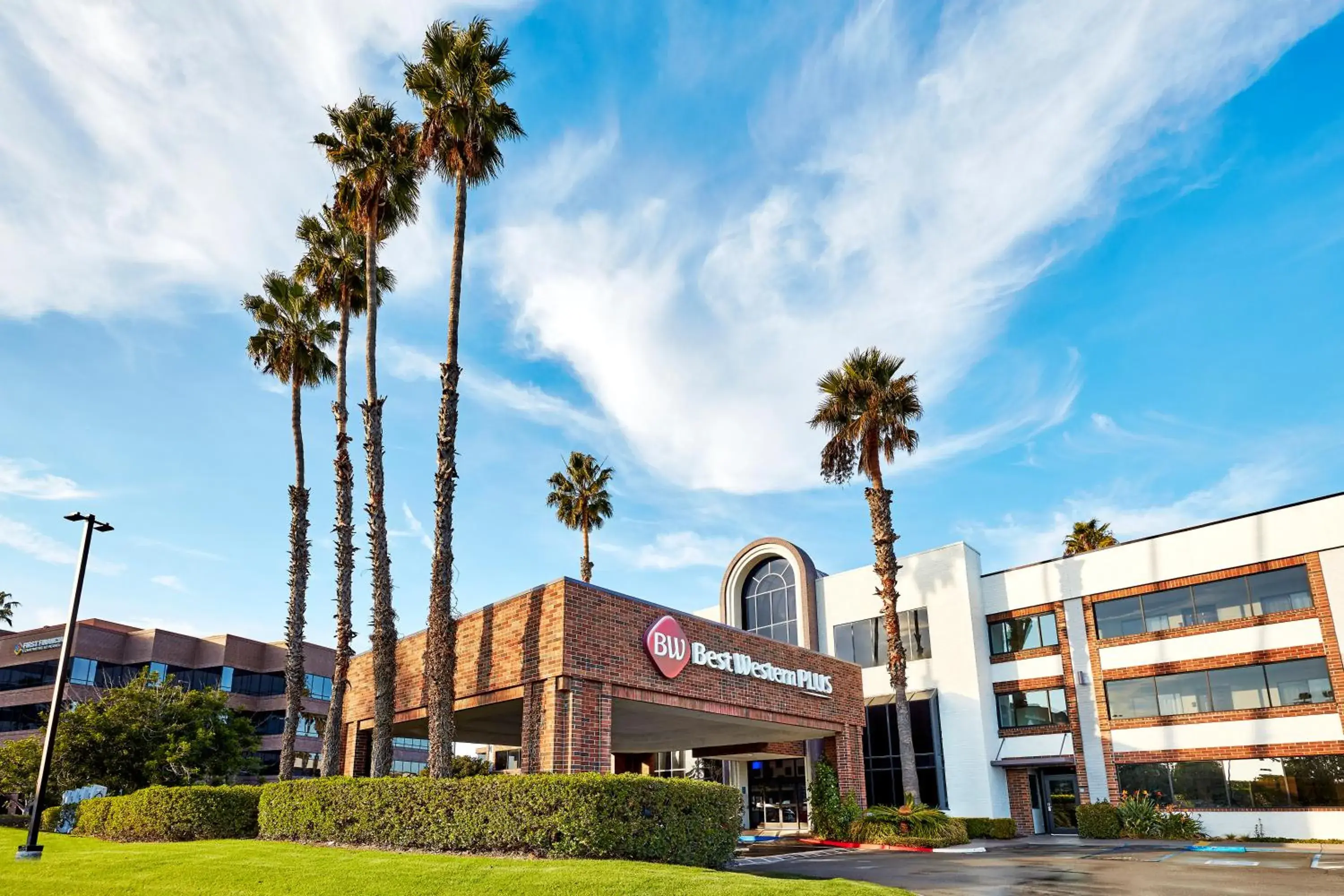 Property building in Best Western Plus Meridian Inn & Suites, Anaheim-Orange Property building in Best Western Plus Meridian Inn & Suites, Anaheim-Orange