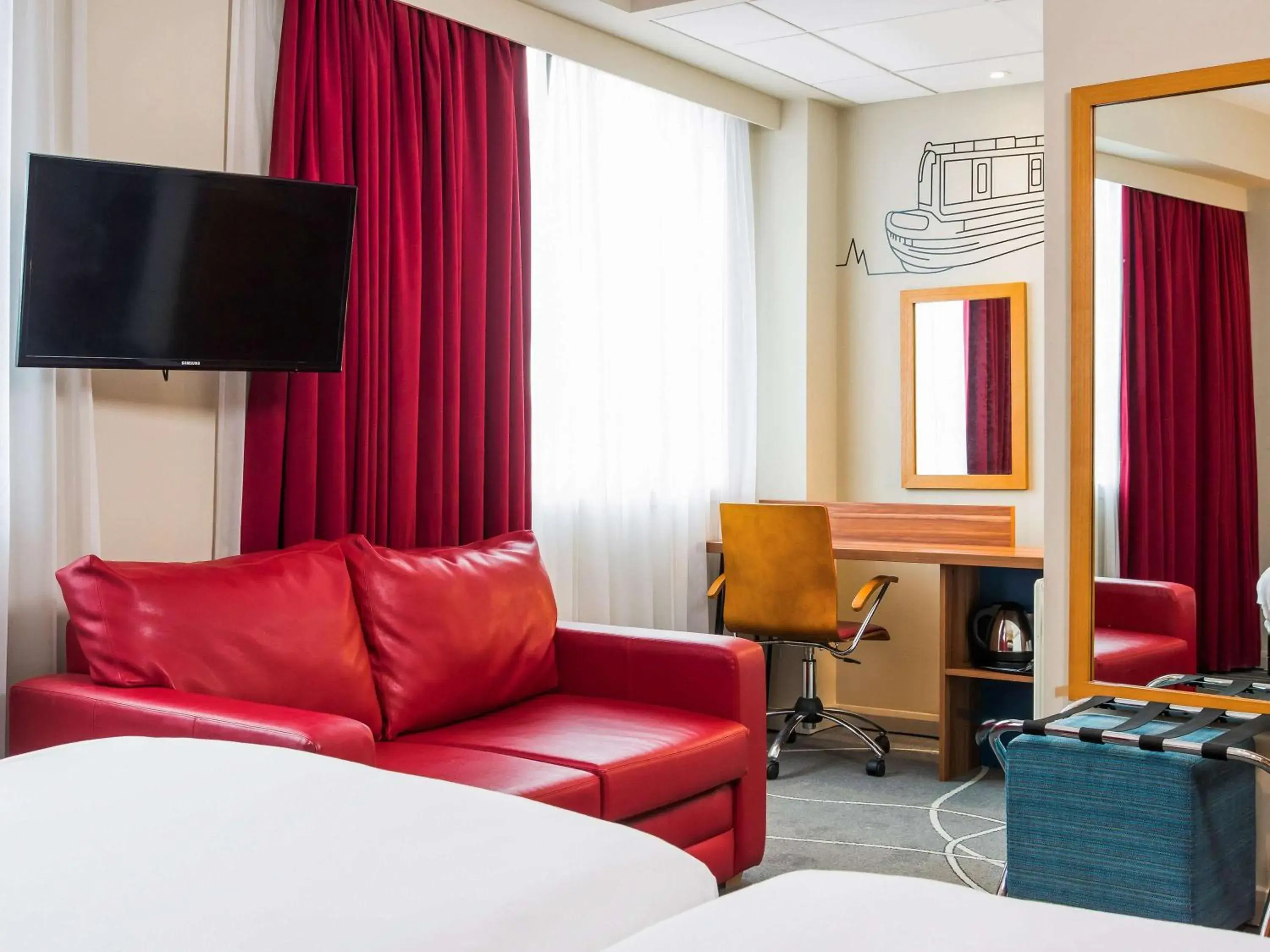 Photo of the whole room, TV/Entertainment Center in ibis Styles Birmingham NEC & Airport