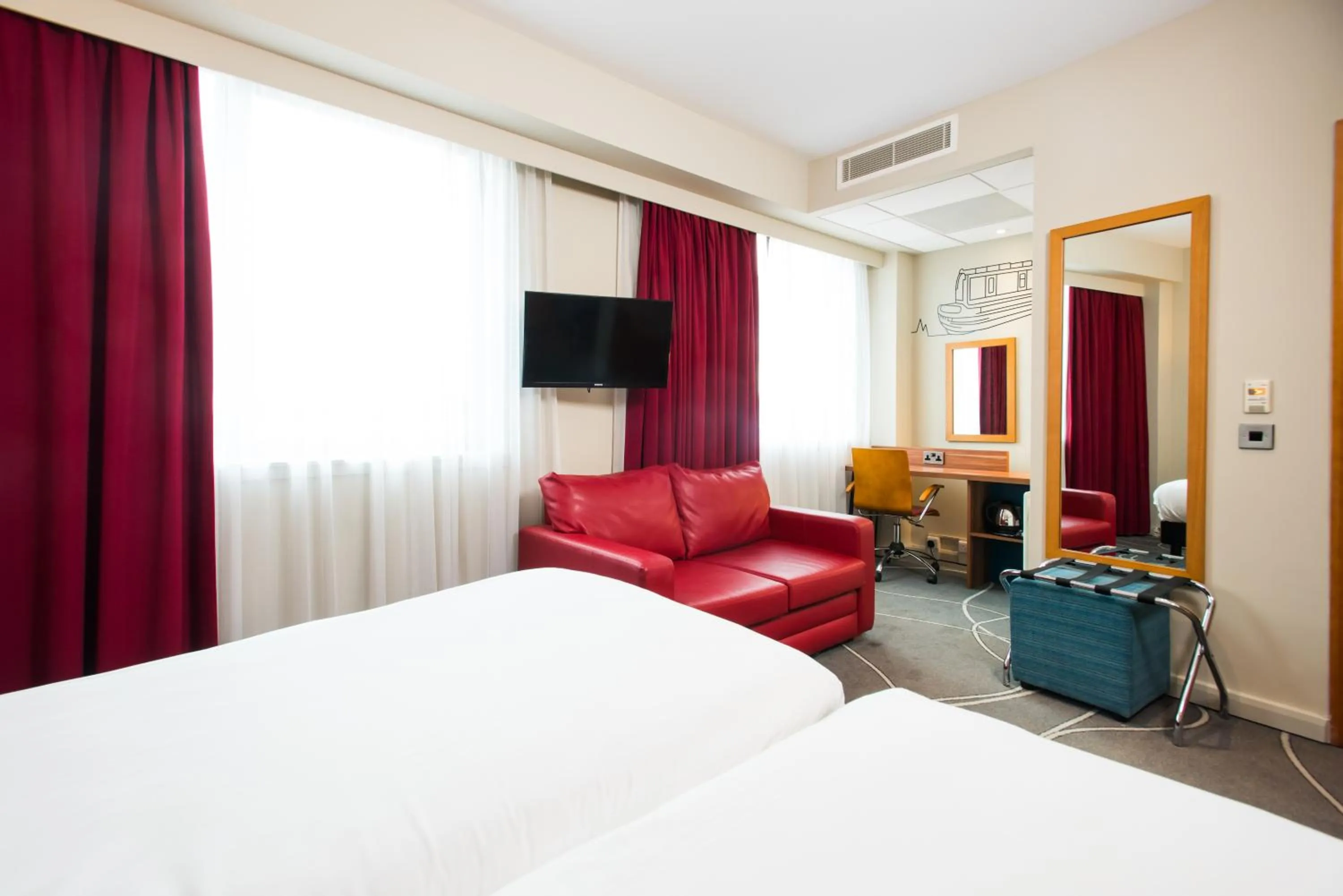 Photo of the whole room, Bed in ibis Styles Birmingham NEC & Airport