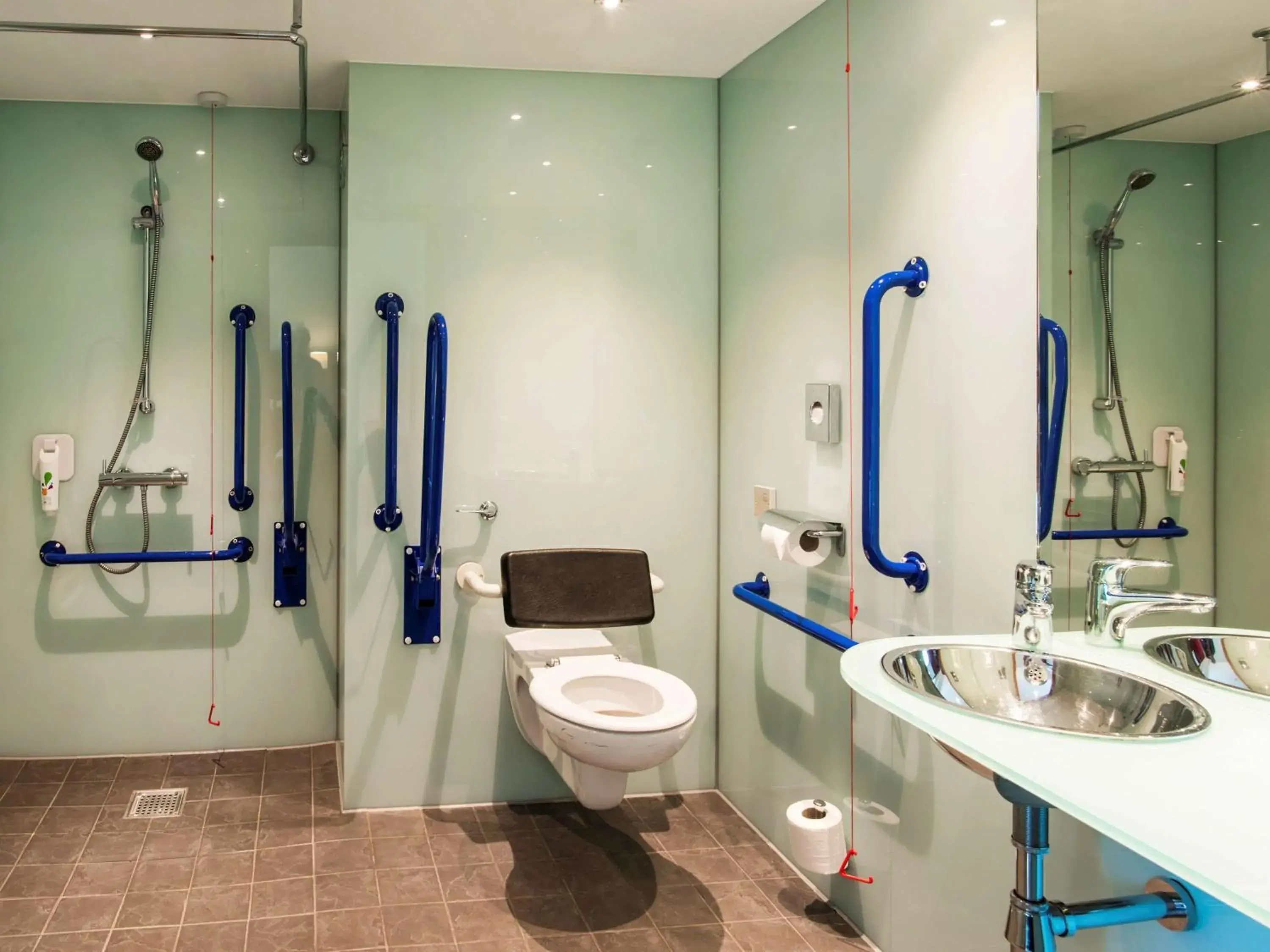 Photo of the whole room, Bathroom in ibis Styles Birmingham NEC & Airport