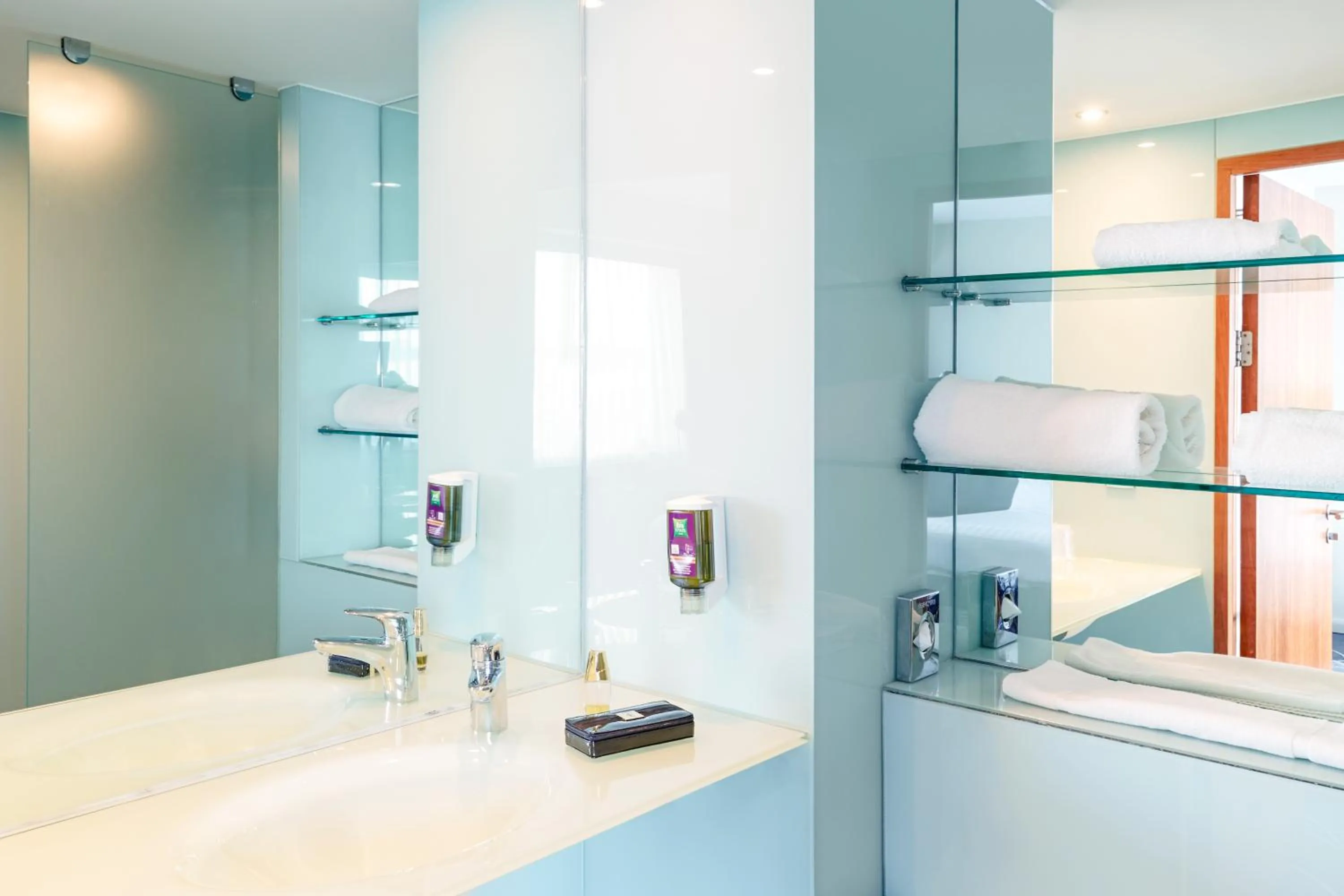 Bathroom in ibis Styles Birmingham NEC & Airport