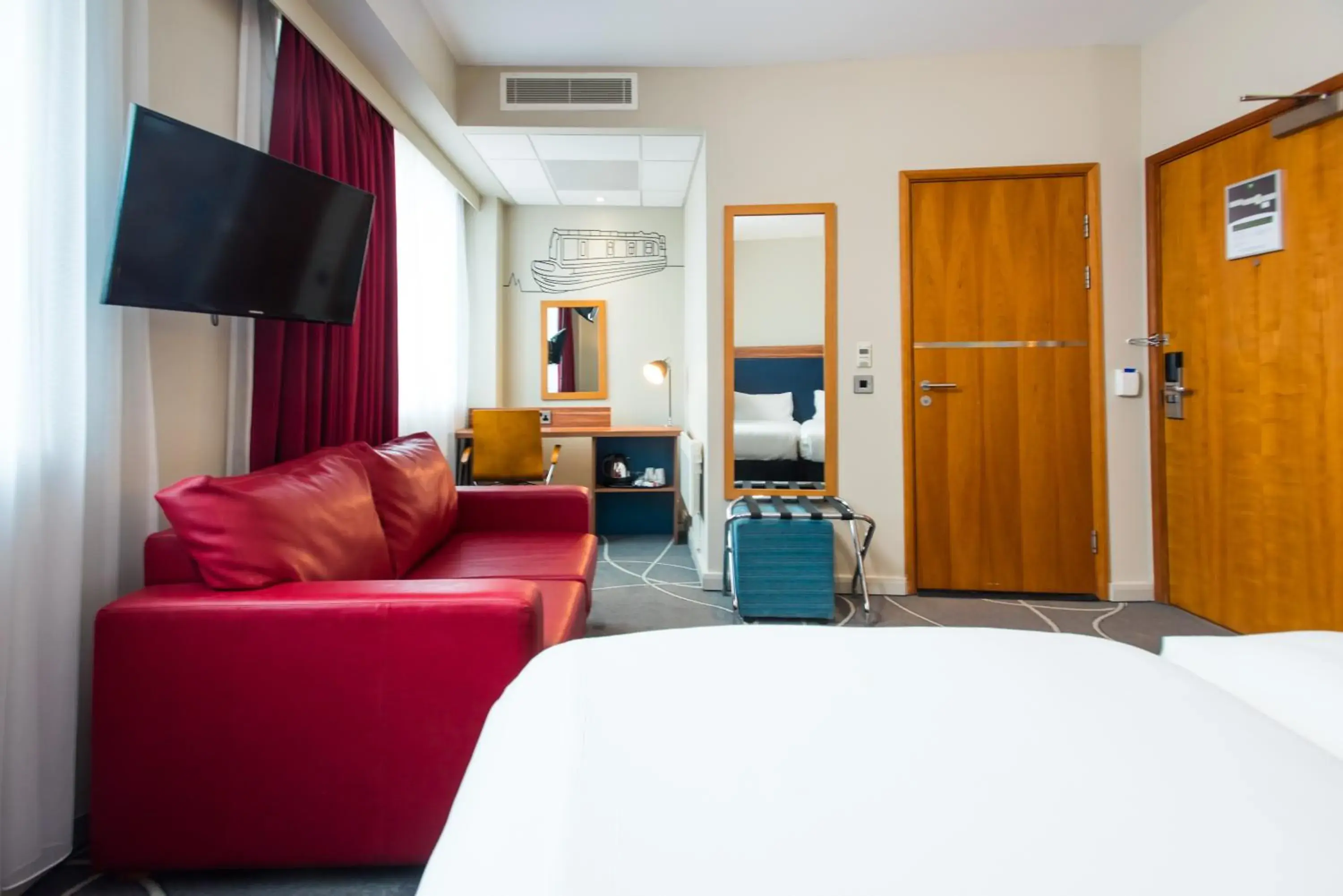 Photo of the whole room, Bed in ibis Styles Birmingham NEC & Airport