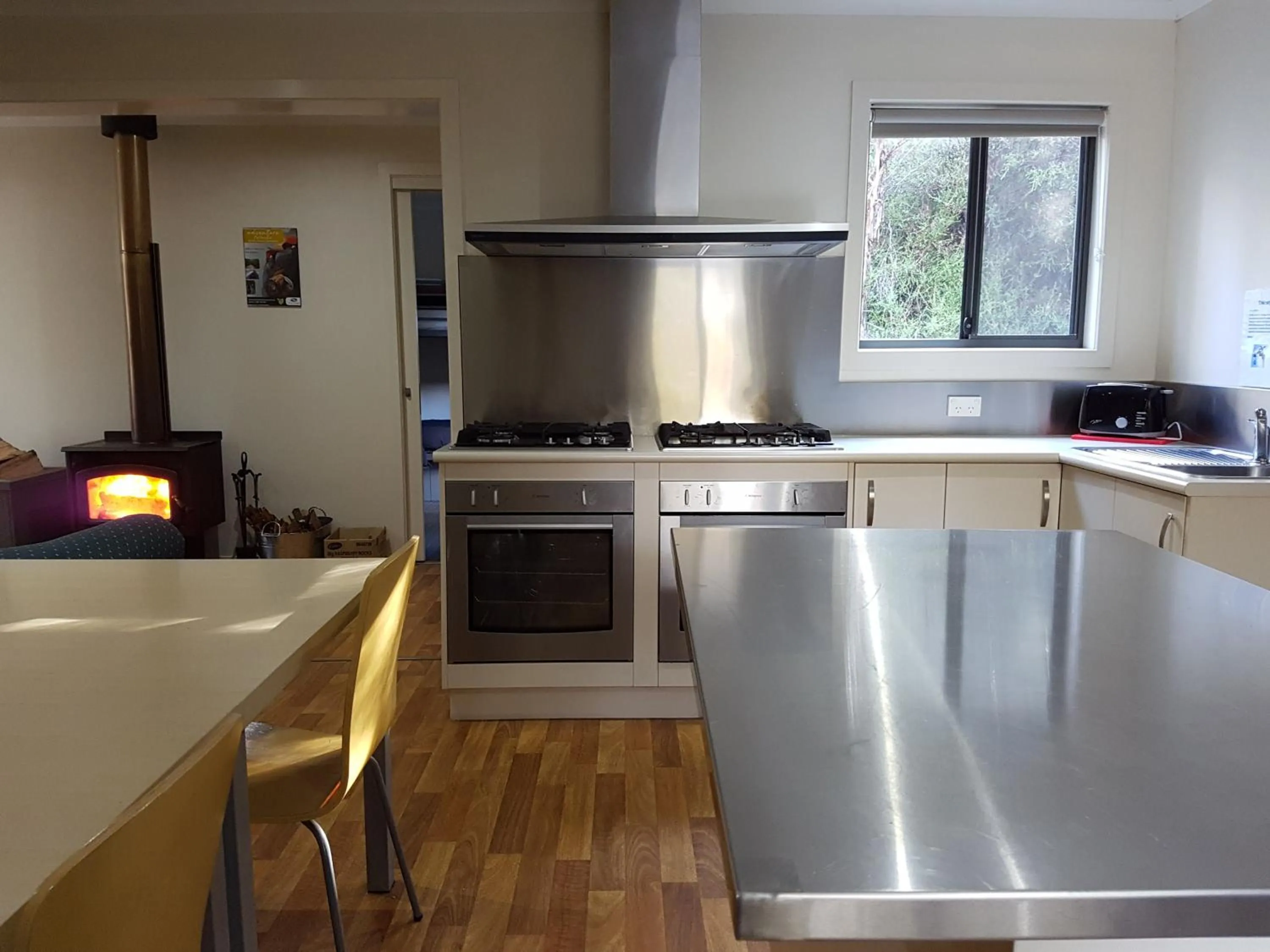 Communal lounge/ TV room in Tahune AirWalk Cabin and Lodge