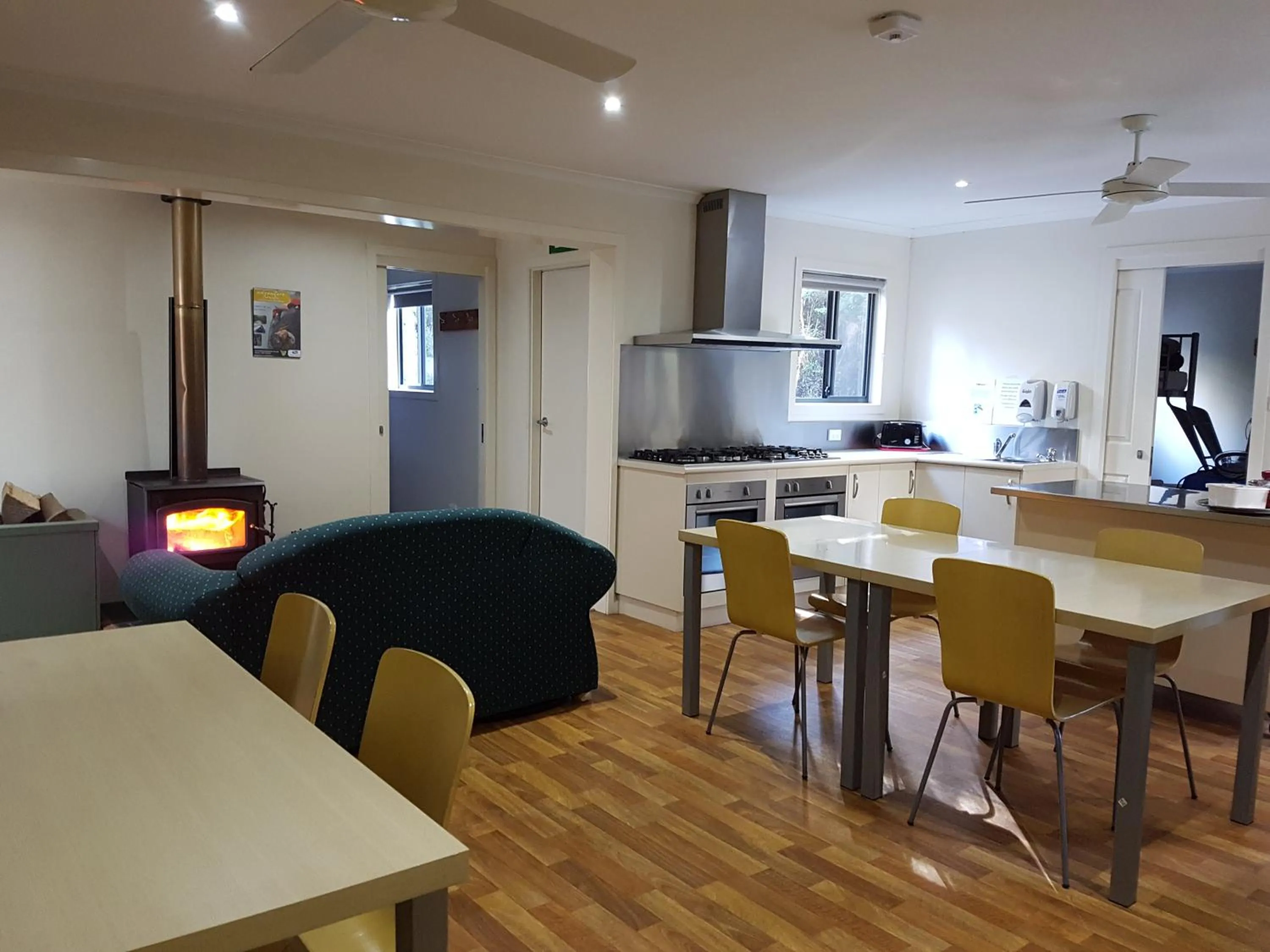 Communal lounge/ TV room in Tahune AirWalk Cabin and Lodge