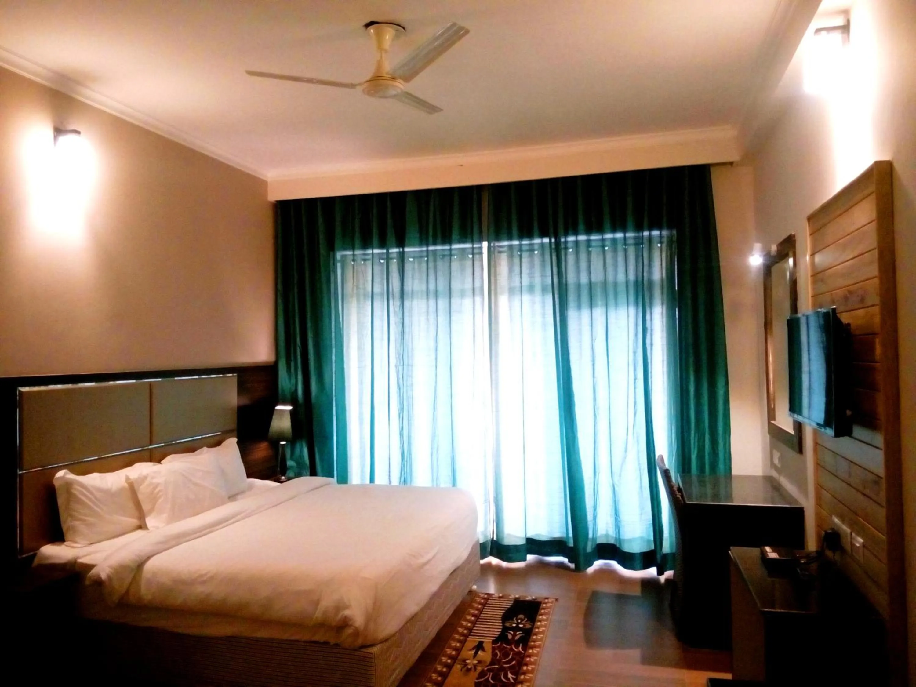 group of guests, Bed in Riverarch Greenfields Resort