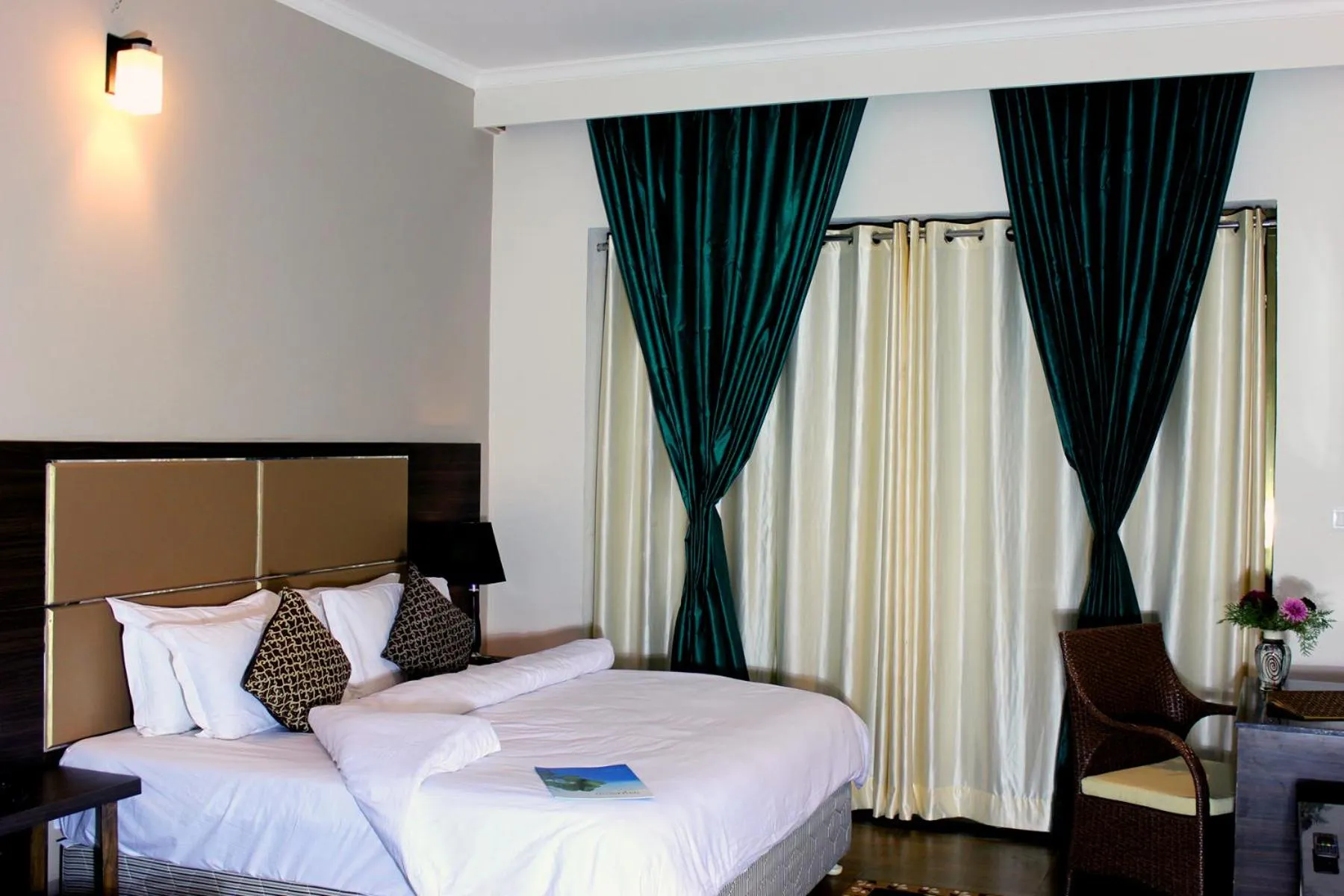 Food and drinks, Bed in Riverarch Greenfields Resort