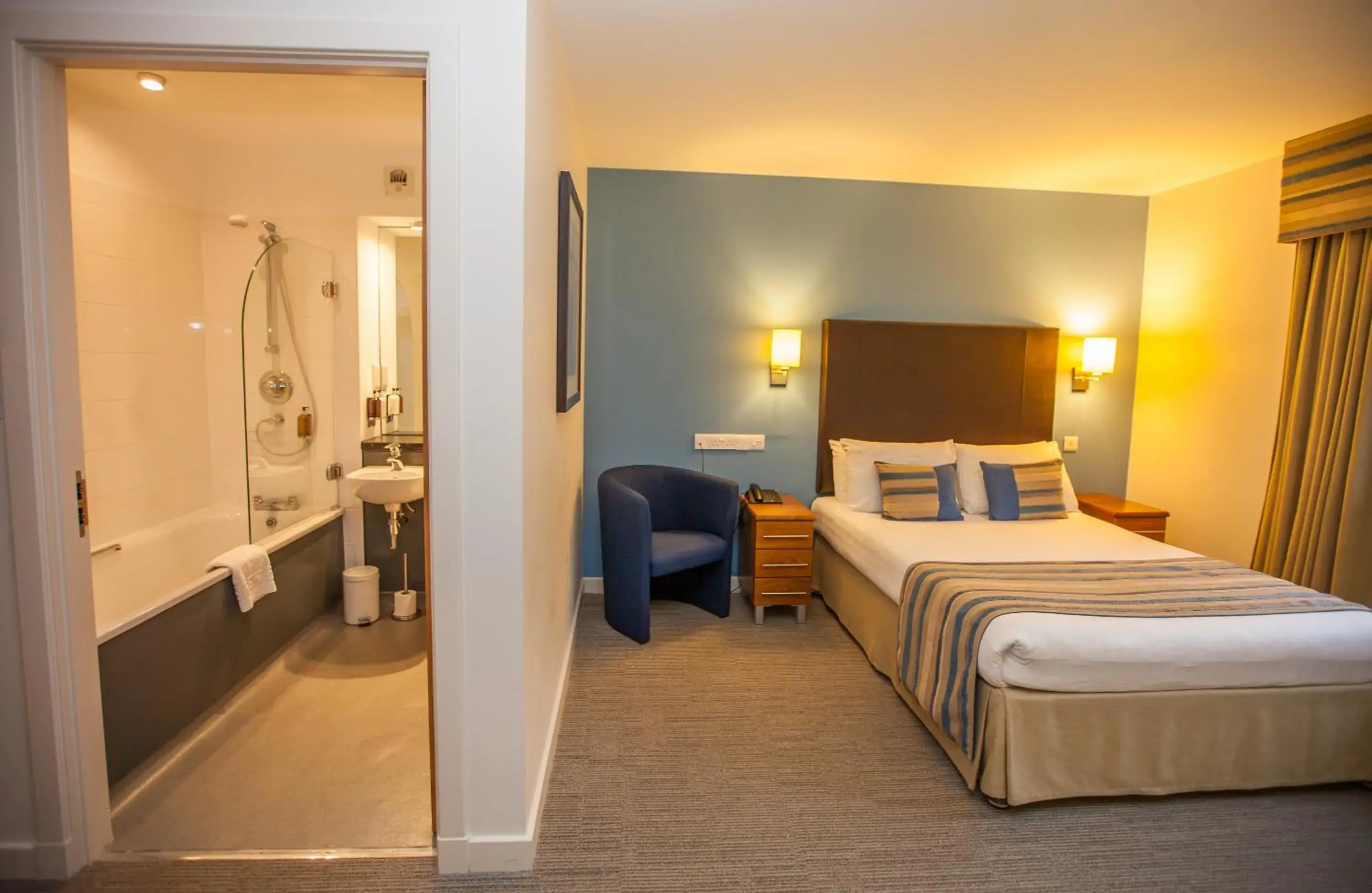 Bed in Stirling Court Hotel Bed in Stirling Court Hotel