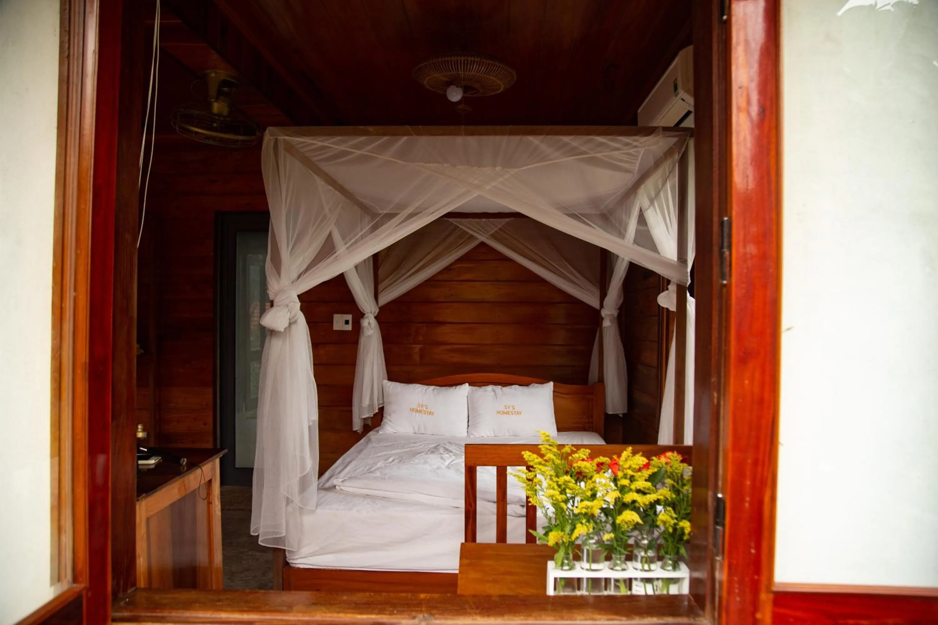 Bed in Jungle Boss Travel Lodge