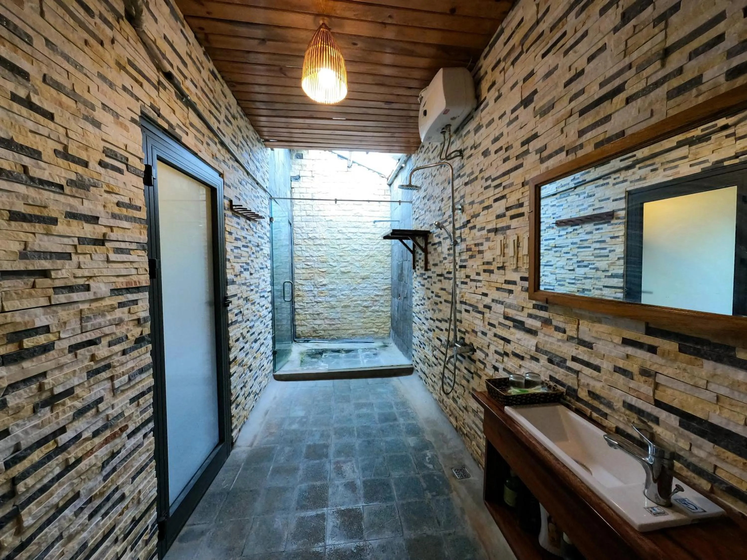 Bathroom in Jungle Boss Travel Lodge