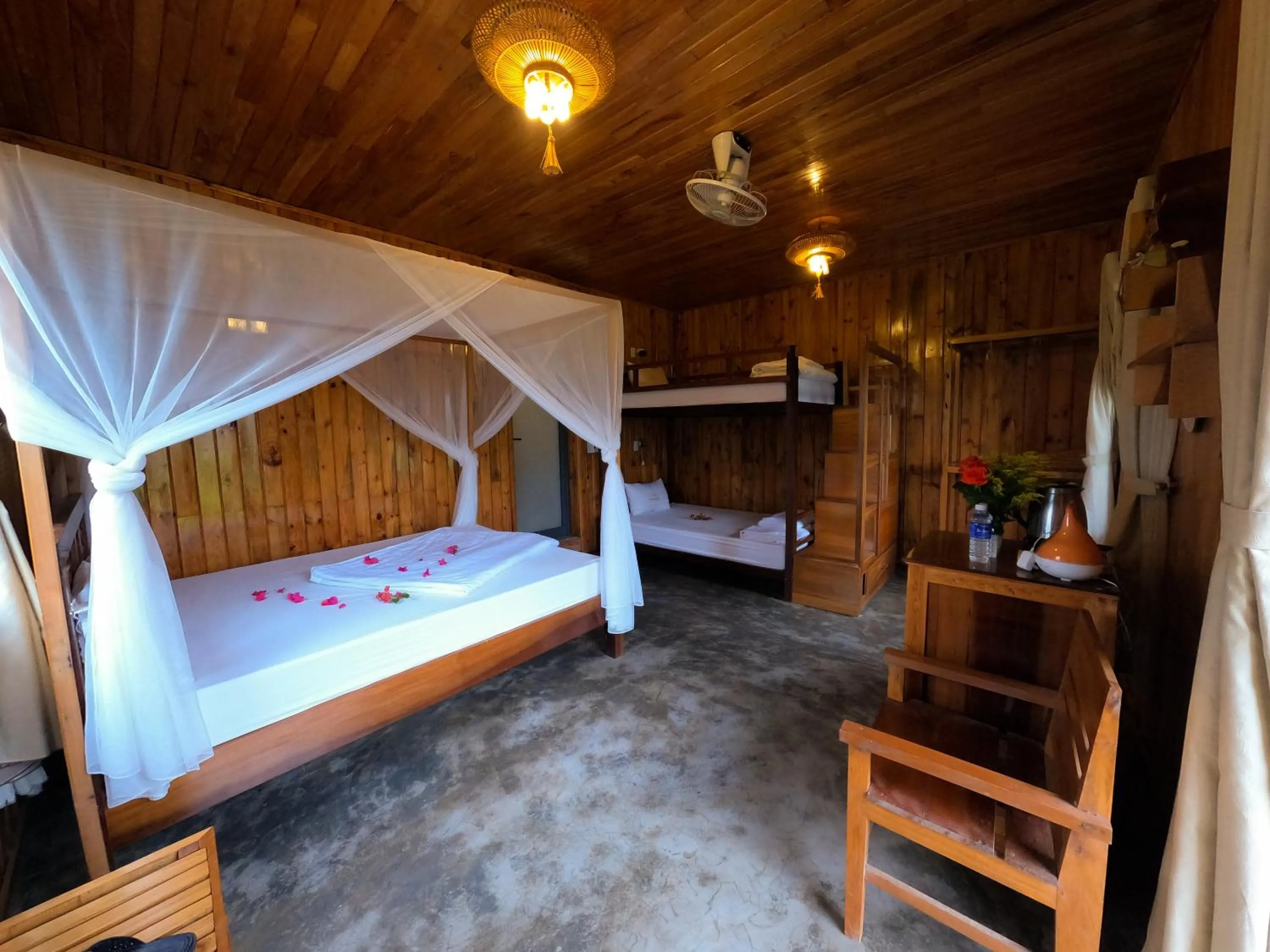 Bed in Jungle Boss Travel Lodge