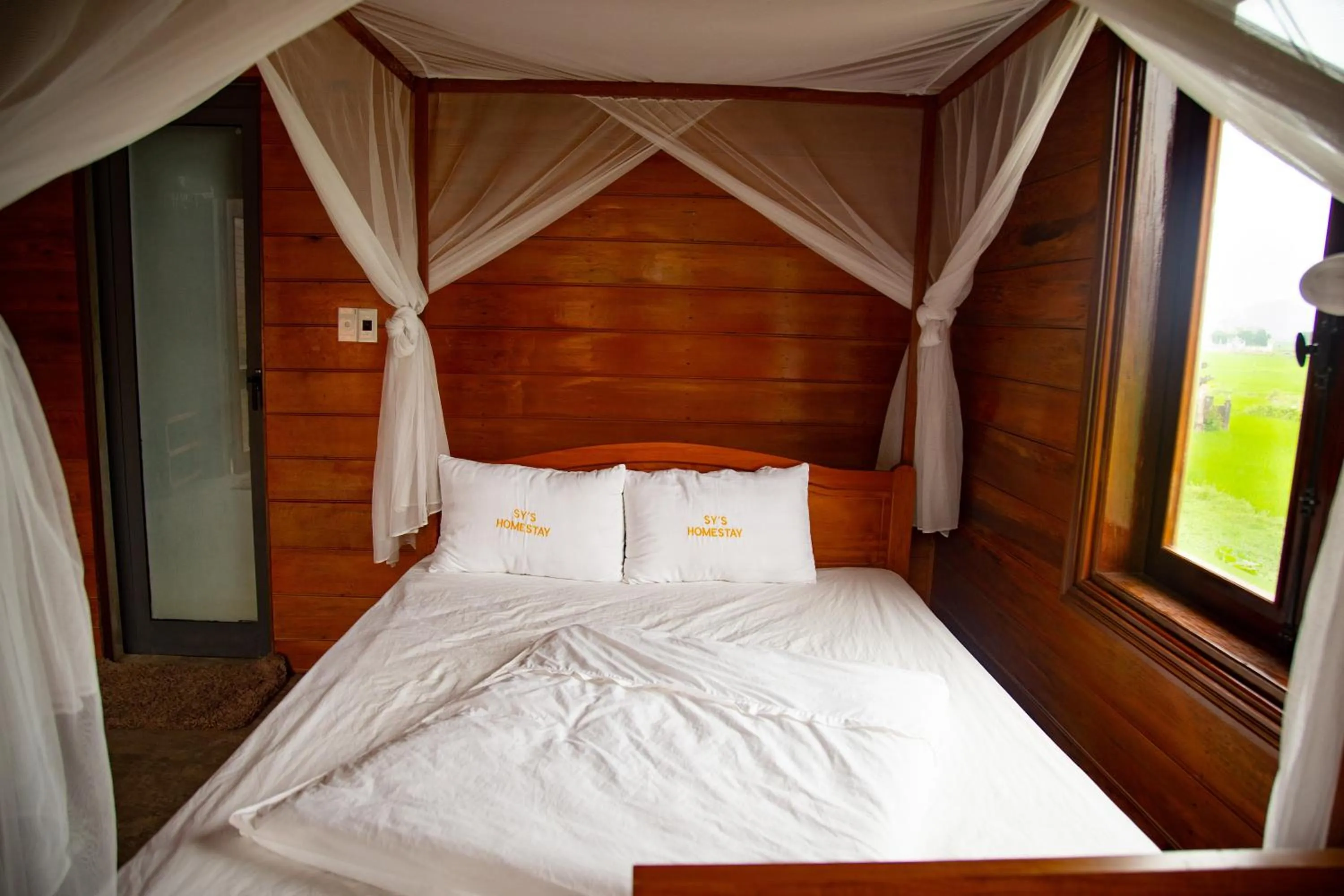 Bed in Jungle Boss Travel Lodge