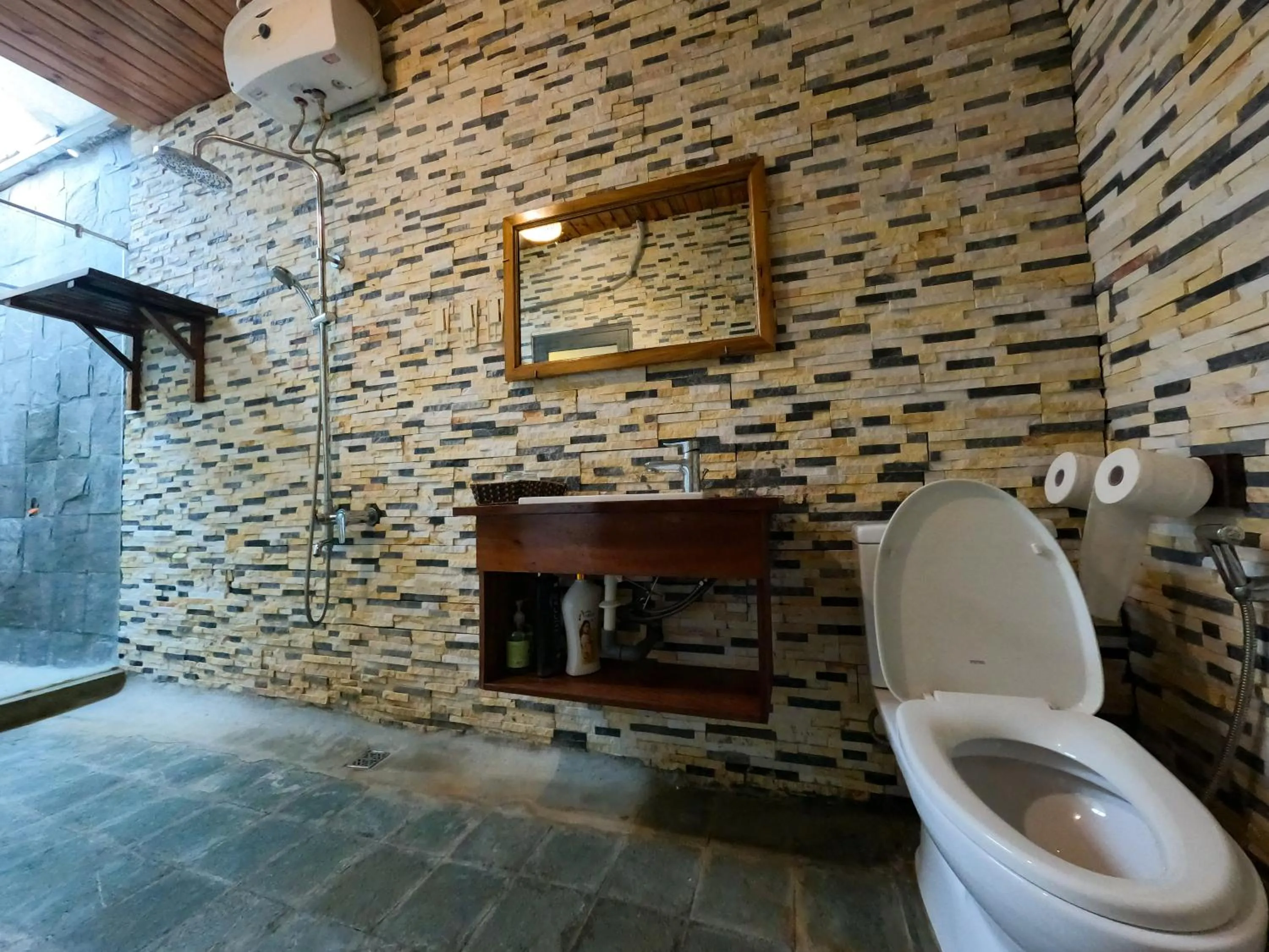 Bathroom in Jungle Boss Travel Lodge