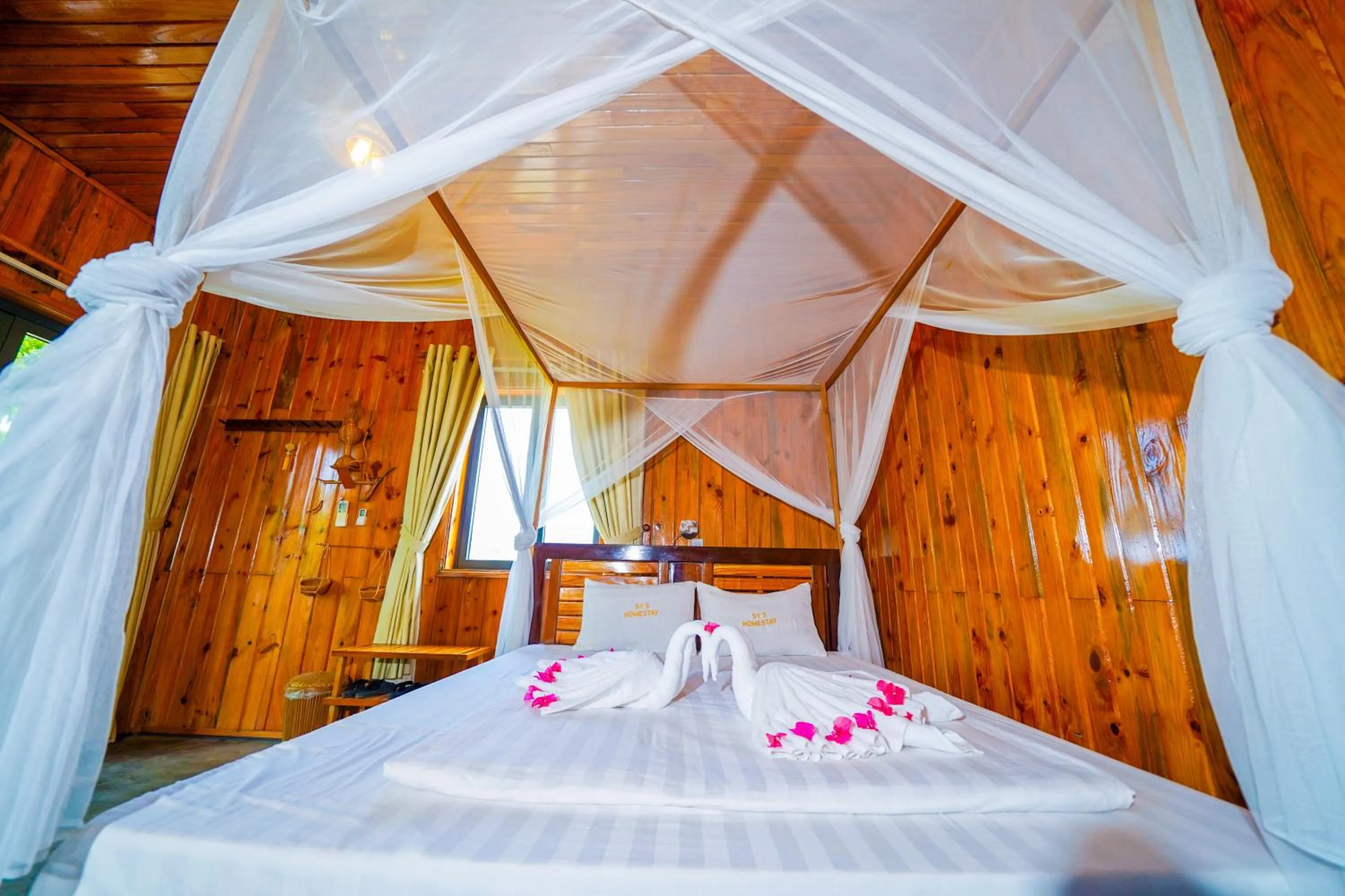 Bed in Jungle Boss Travel Lodge