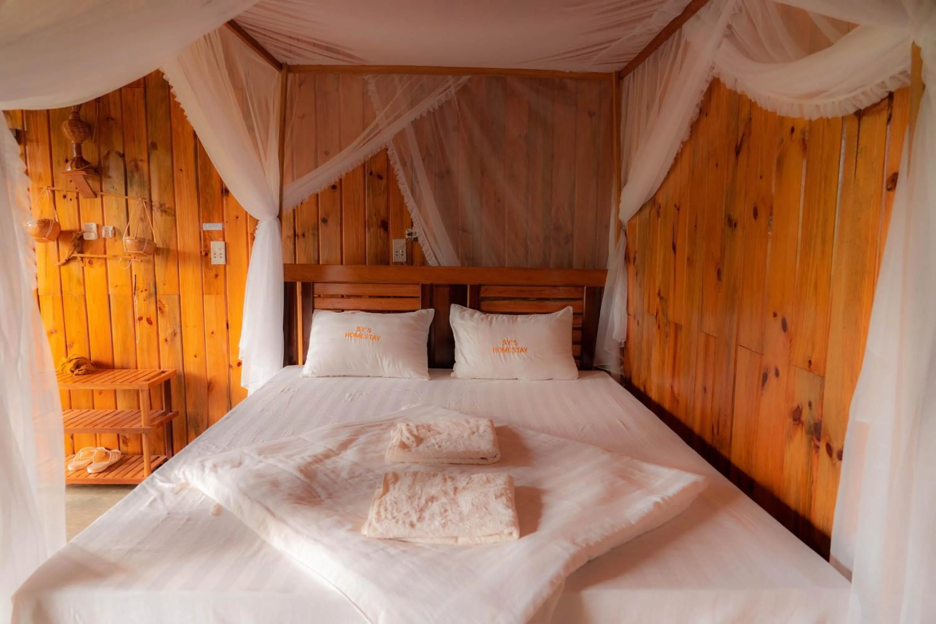 Bed in Jungle Boss Travel Lodge