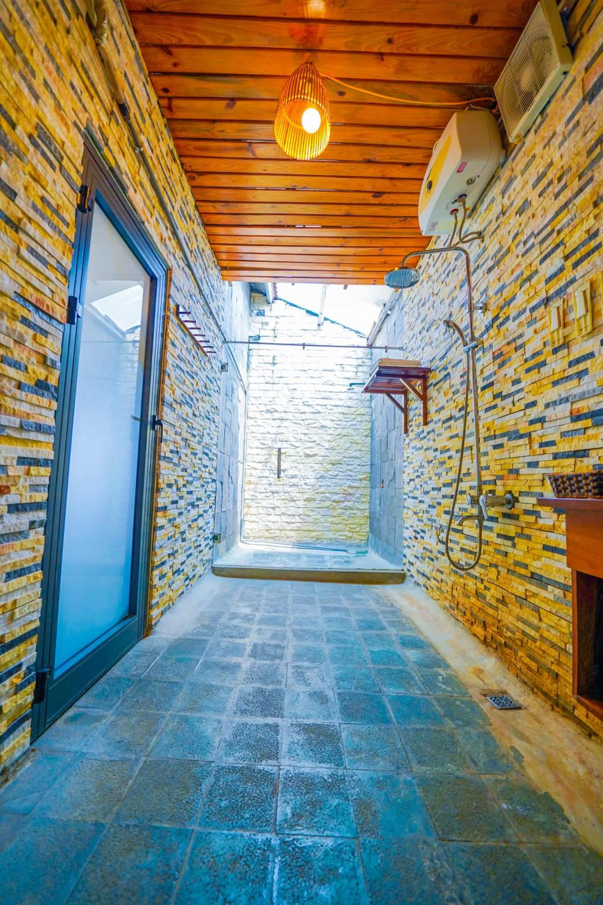 Jungle Boss Travel Lodge