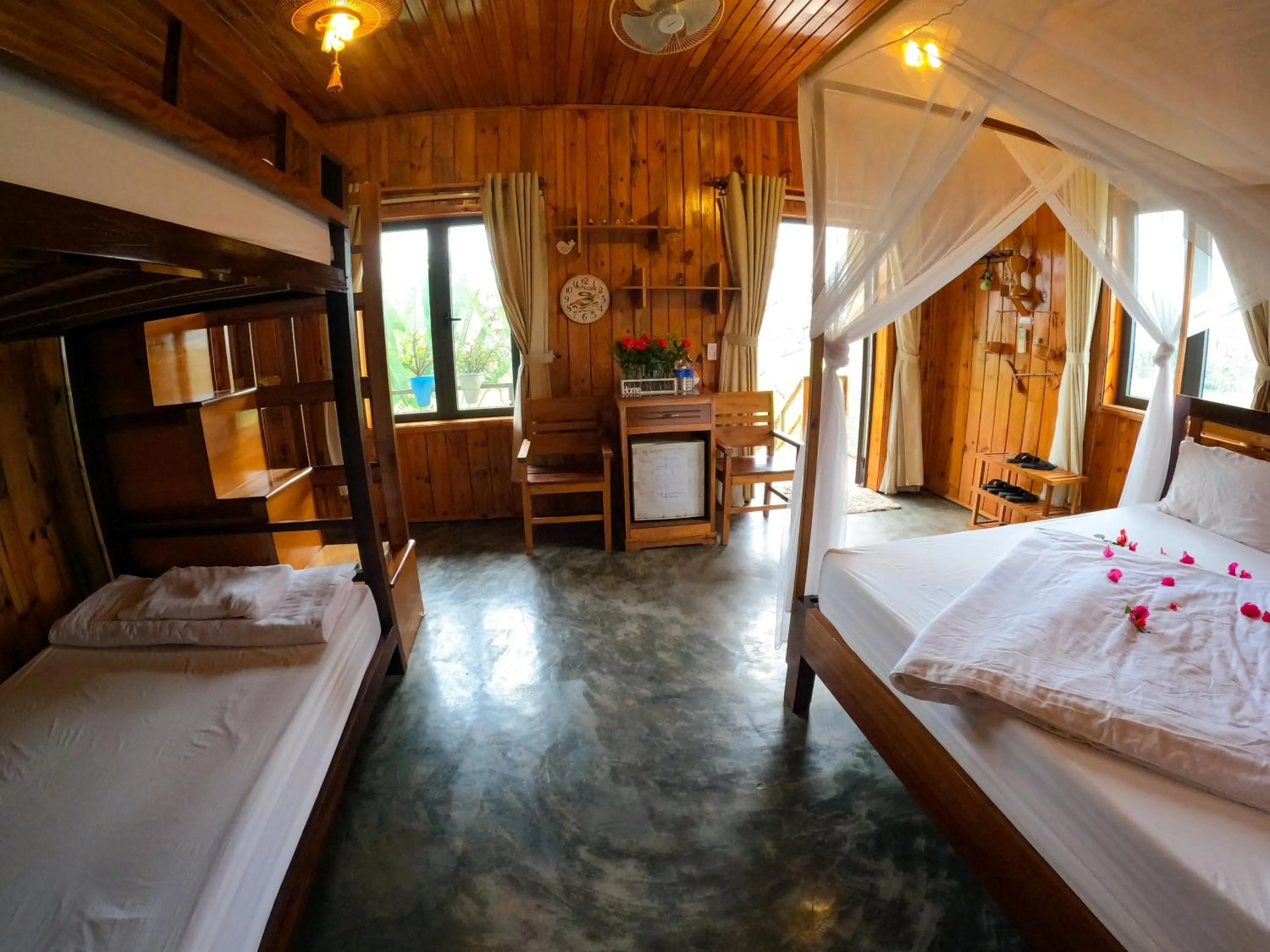 Bed in Jungle Boss Travel Lodge