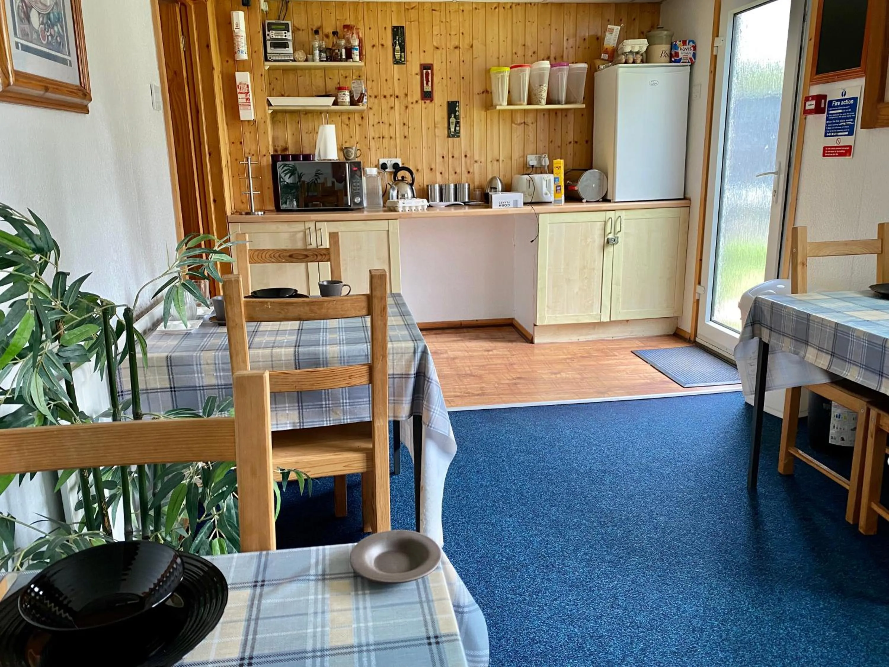 Communal kitchen in Charde Guest House