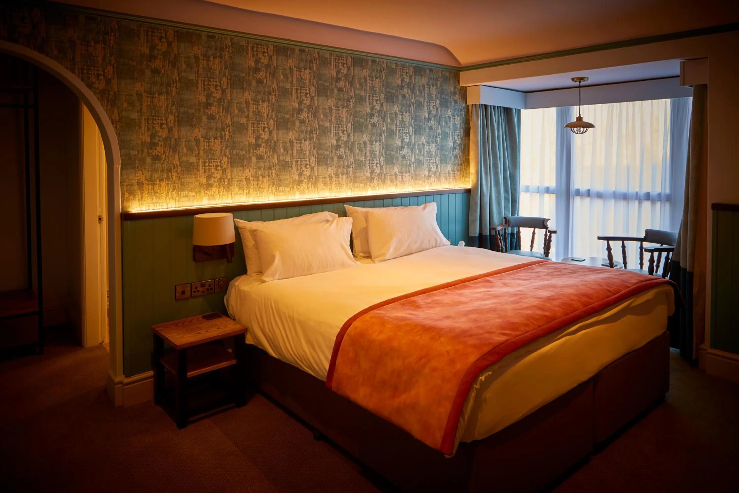 Bedroom, Bed in Anglesey Arms Hotel