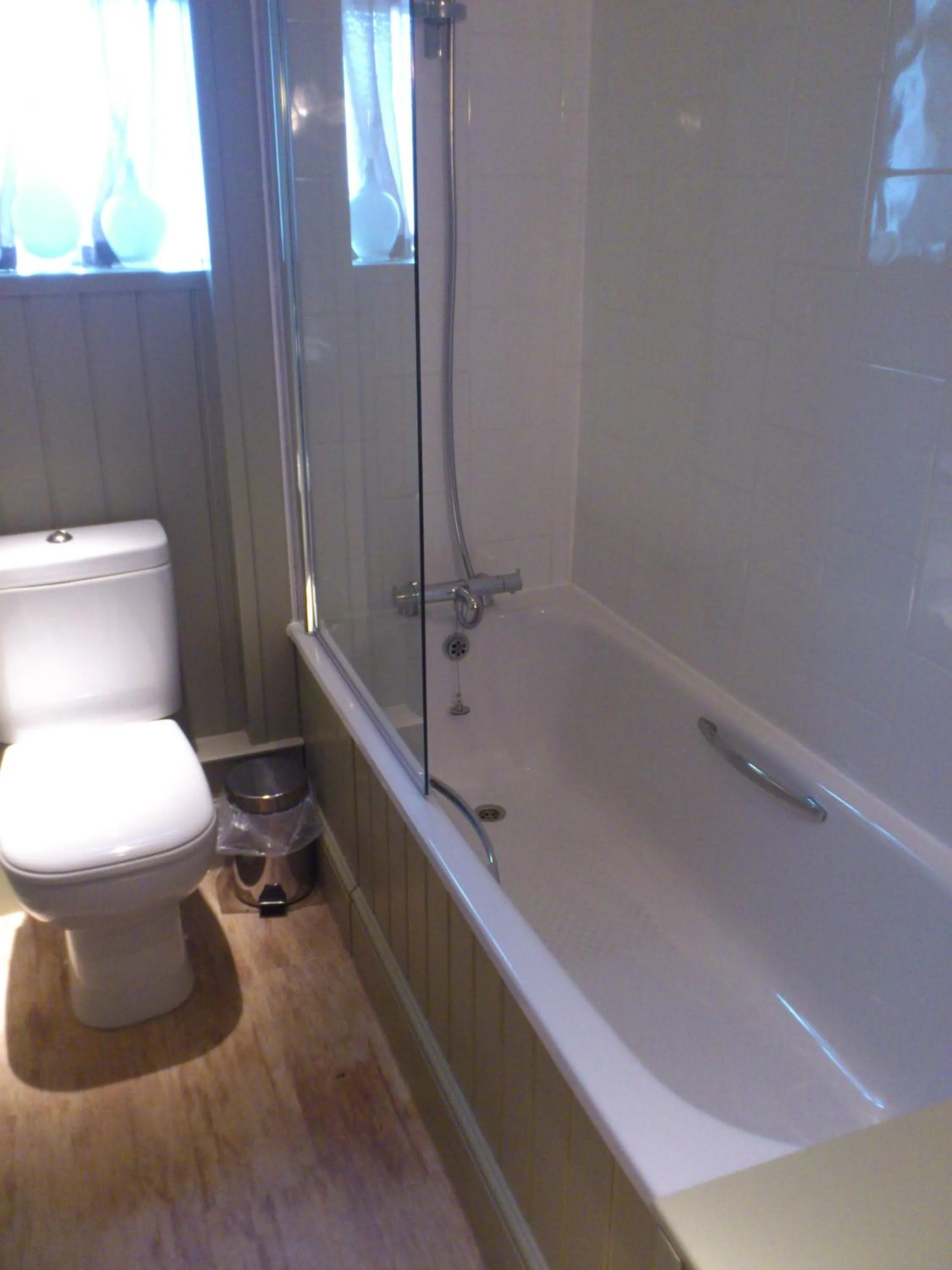 Bathroom in Anglesey Arms Hotel